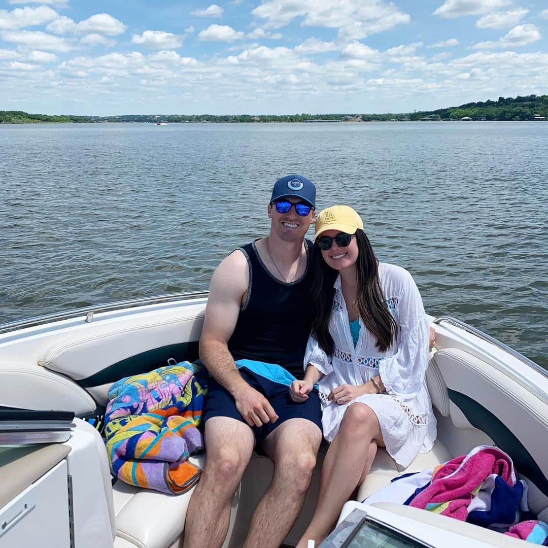 ロス・ストリップリングのインスタグラム：「You should see the before and after sunburn pics 👻 fun being back on the lake with family!」