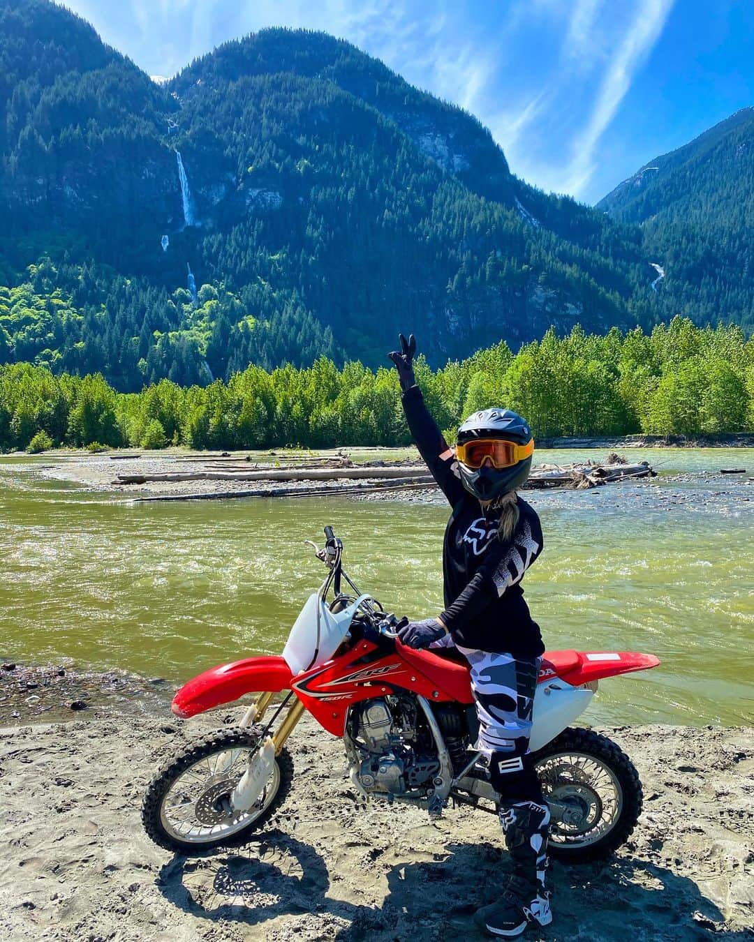ジェイミー・アンダーソンのインスタグラム：「Just a beginner, but I love it!  Let’s go ✊」