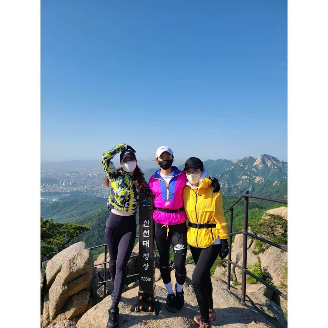 ソ・ユジンさんのインスタグラム写真 - (ソ・ユジンInstagram)「산에 갈 수 있음에 감사한 아침. 함께해줘서 고마워 ... ♡ #도봉산 #마당바위 #신선대  @leesiyoung38 @gominsi」5月13日 10時18分 - yujin_so