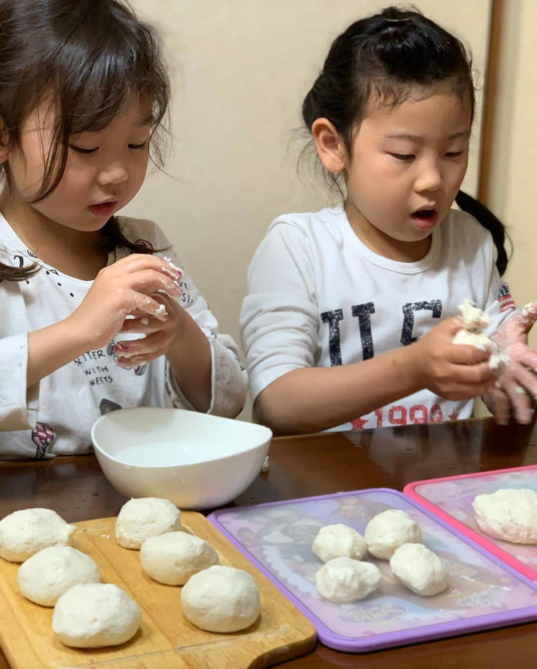 伊藤孝恵さんのインスタグラム写真 - (伊藤孝恵Instagram)「米粉でパン　石より固いの　出来上がり（5・7・5）  #米粉パン #ハンドメイド #自家製 #パン作り #こねこね #丸めて #パン屋さん #姉妹 #仲良し #7歳女子 #5歳女子 #元気の源 #愛娘 #stayhome #staysafe #stayalive #お家時間 #参議院議員 #国民民主党  #2児の母 #育児中 #女の子ママ #ワーママ #Domani #ドマーニ #domanist  #伊藤たかえ #伊藤孝恵」5月13日 4時52分 - itotakae