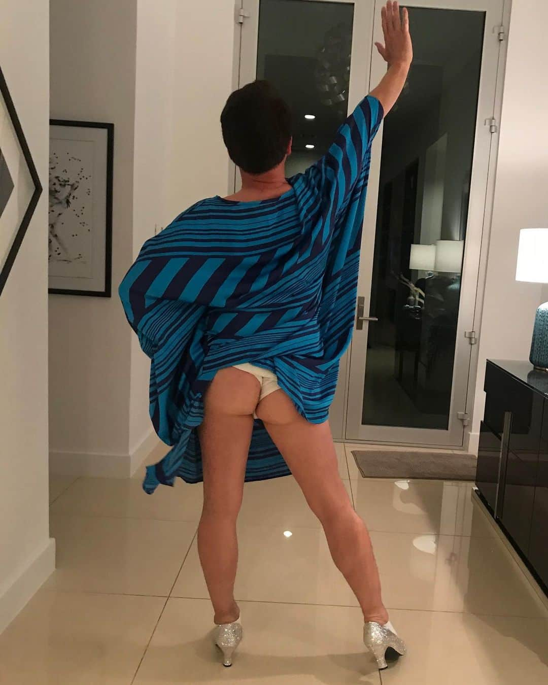 ジョン・バロウマンさんのインスタグラム写真 - (ジョン・バロウマンInstagram)「Tushy Tuesday wave everyone from Caftan Kathy, She got booty... right?  Hope it make ya smile! Or stand up and say Hey!!! Jb . . #tushy #peach #cheeky #caftan #fabulous #nutcracker」5月13日 5時03分 - johnscotbarrowman