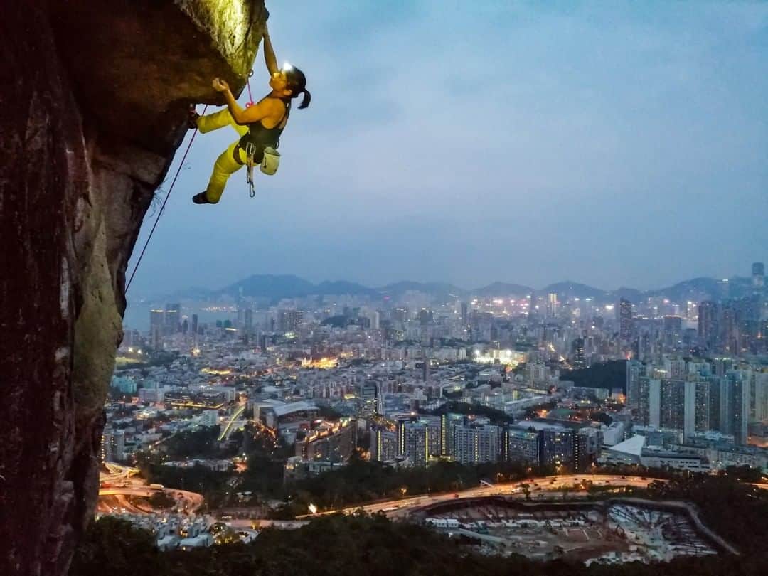 National Geographic Travelさんのインスタグラム写真 - (National Geographic TravelInstagram)「Photo by Robbie Shone @shonephoto | Shot at twilight on a smartphone, a climber begins her ascent over an overhanging rock outcrop above the city skyline of Hong Kong.」5月13日 5時06分 - natgeotravel