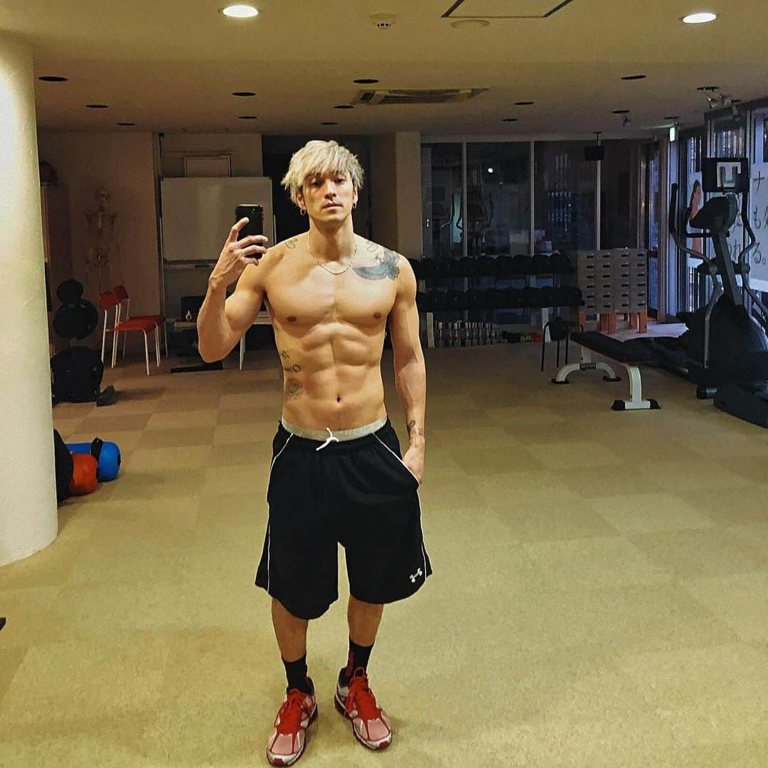 松尾光次さんのインスタグラム写真 - (松尾光次Instagram)「ジムの再開を待ってる人🔥  #stayhome #workout #tattoo」5月13日 5時09分 - koji_swanky_dank