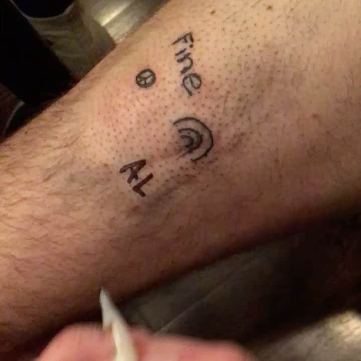 Paramoreのインスタグラム：「happy 3 years to the best. also, happy 3 years to zac’s leg.」