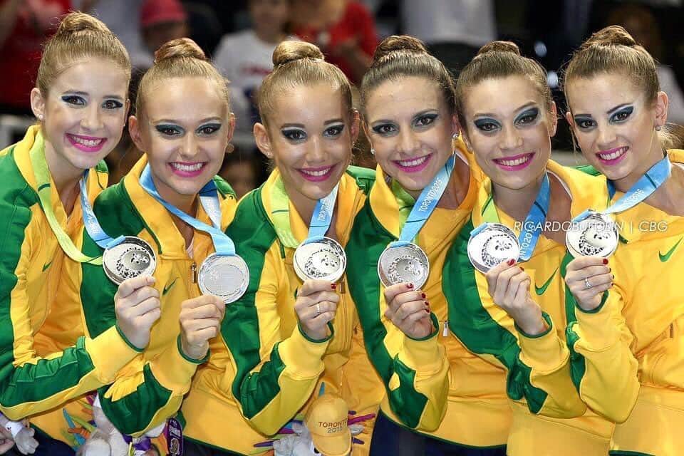 モルガーナ・ギマッキのインスタグラム：「Bateu uma saudade! 🇧🇷🥇🥇🥈 #champion #panamericano #toronto2015 #gold #medal #group #rg #rhythmicgymnastic #training #oldpic」