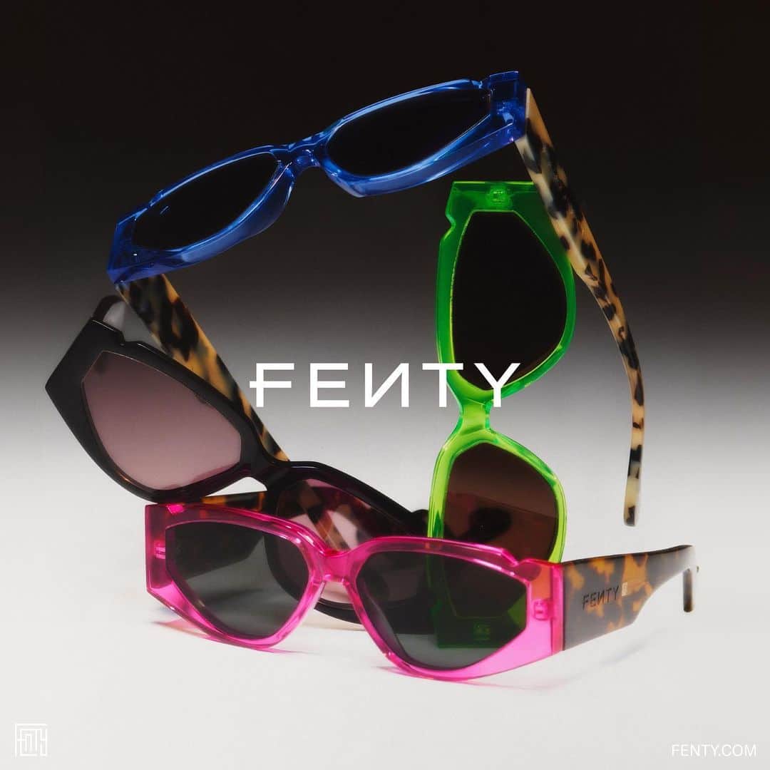 リアーナのインスタグラム：「I mean...sheesh!!! #OffRecord @fenty」