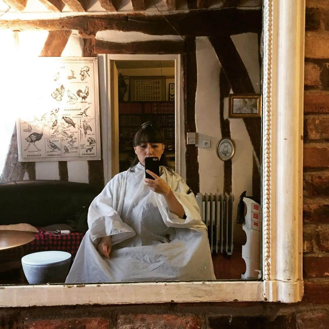 大森美希さんのインスタグラム写真 - (大森美希Instagram)「I finally get a haircut. 3か月ぶりに髪を切る💇🏻‍♀️ #deconfinement #paris #haircut #coiffure #hairstyle #parislife #fashion #parisstyle #laviequotidienne #mode #hair #style #ヘアカット #髪を切る #ヘア #刈り上げ女子 #スタイル #ファッション #パリ #パリ生活 #パリところどころ #ヘアスタイル #モード #海外生活 #白髪 #グレイヘア #グレーヘア #刈り上げ #デザイナー #パリ散歩」5月13日 5時48分 - mikiomori_