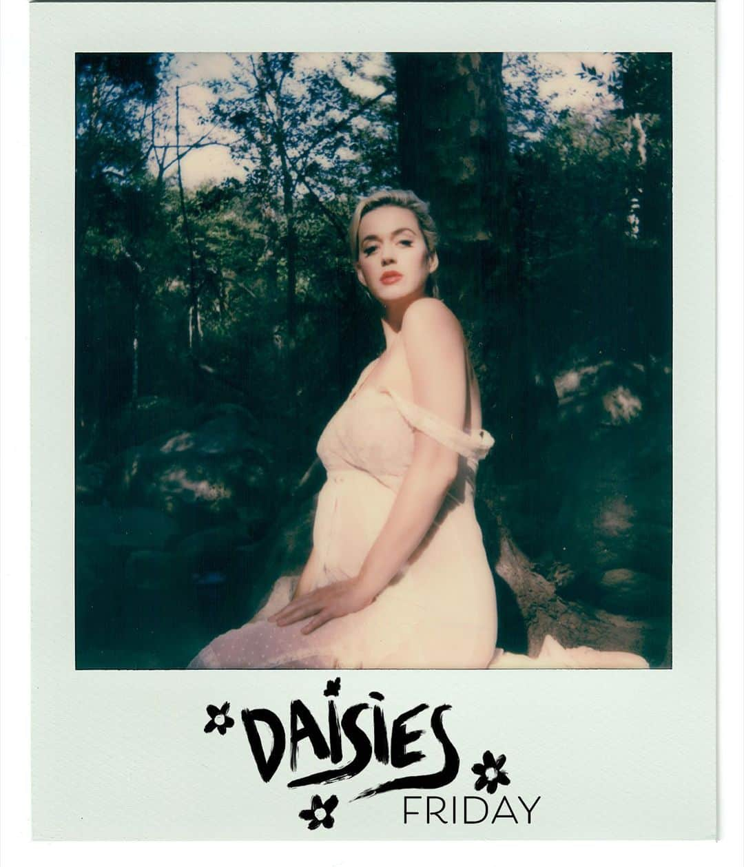 ケイティ・ペリーさんのインスタグラム写真 - (ケイティ・ペリーInstagram)「When did we all stop believing in MAGIC?  #DAISIES 🎥: 3 days away  Pre-save at the link in bio 🌼」5月13日 5時46分 - katyperry