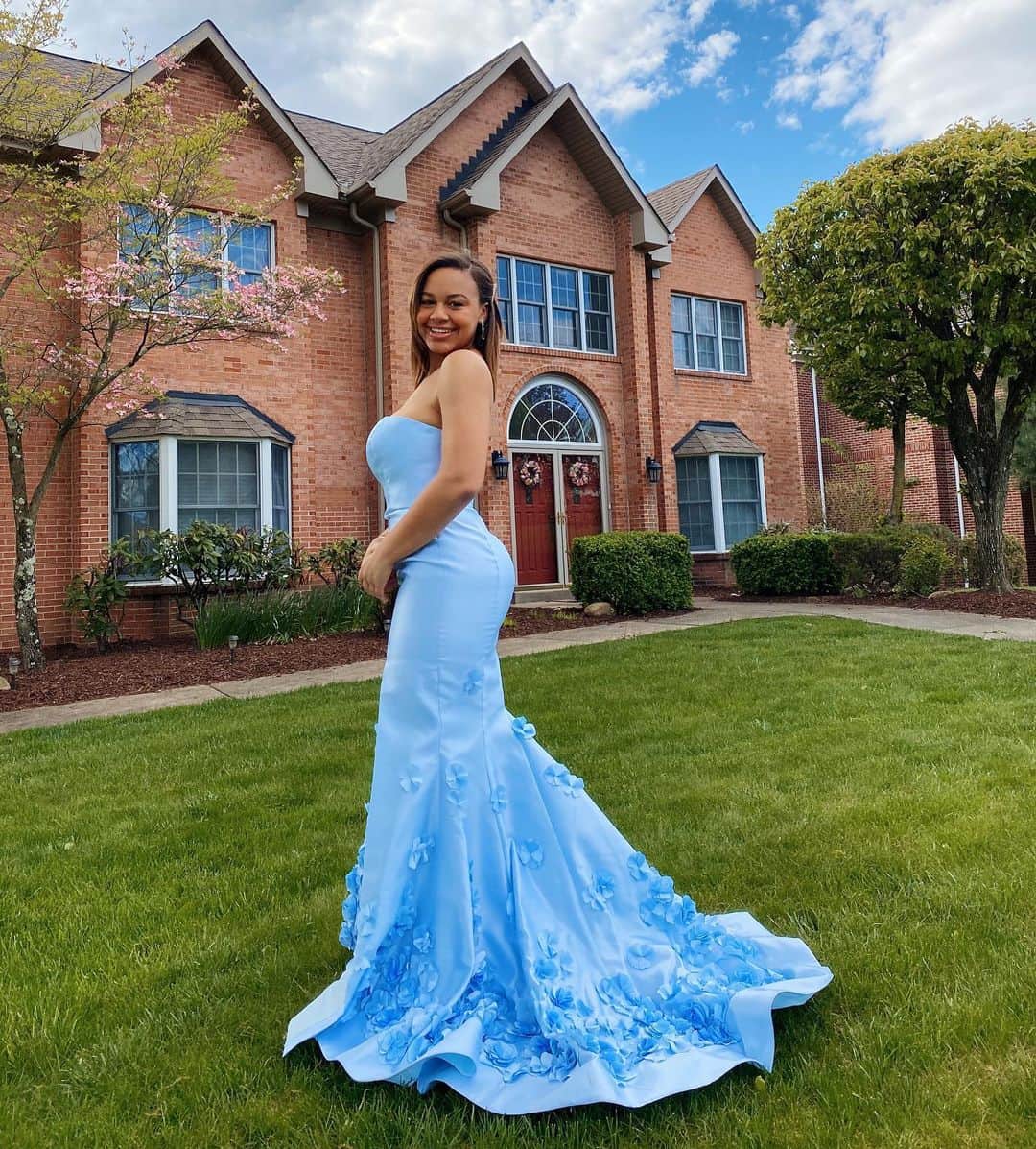 Nia Sioux Frazierさんのインスタグラム写真 - (Nia Sioux FrazierInstagram)「Prom 2020 (from home) thank you @sherrihill for this beautiful dress. I’m in love with it🤍✨」5月13日 5時52分 - niasioux