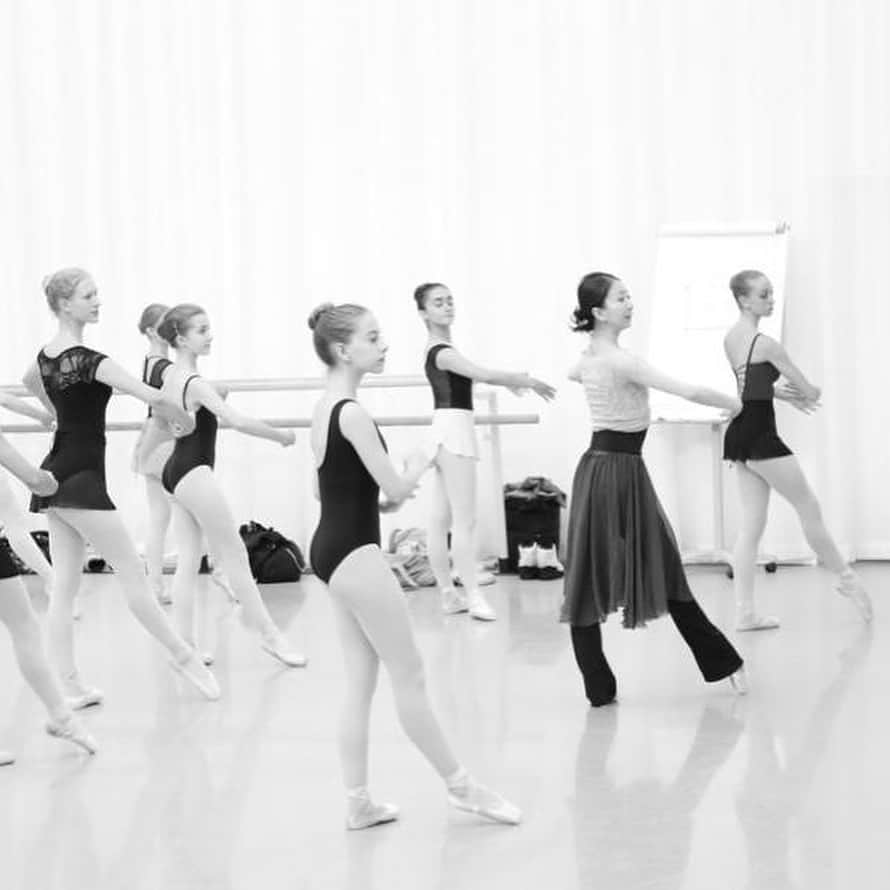加治屋百合子さんのインスタグラム写真 - (加治屋百合子Instagram)「Teaching online ballet class at @art__of this Saturday 11am (Japan Time) 🤗  今週の土曜日11時にオンラインレッスンをします🤗　もしよかったら参加して下さいね💕 ・・・ 【受付開始📢】﻿ 5/16（土）11時〜、ヒューストン・バレエ団プリンシパルの加治屋百合子さんによるオンライン・バレエクラスを開催！﻿👏 ﻿ ⭐️内容：バー＆センターのベーシッククラス﻿ ⭐️主催：ART of（スイス・チューリッヒ）﻿ @art__of ﻿ ⭐️対象：目安として初中級﻿ ※上記はあくまでも目安です。レッスン内容は一般的な「初中級レベル」に則して行いますが、「この年齢・レベルに達していなければ参加してはいけない」等の制限はありません。「レッスンを受けてみたい！」と思われる方はどうぞ奮ってご参加ください！  詳細＆お申込はPeatixよりご覧ください🙇🏻‍♀🩰️﻿ ﻿ ※「ART of」「加治屋百合子」「バレエチャンネル」などでワード検索していただくとヒットします🔍﻿ ﻿ URL👉https://artof-kajiya-balletchannel.peatix.com﻿ ﻿ #加治屋百合子 @yuriko_kajiya ﻿ #バレエ #バレエチャンネル #ballet #balletchannel #おうち時間 #お家バレエ」5月13日 6時04分 - yuriko_kajiya