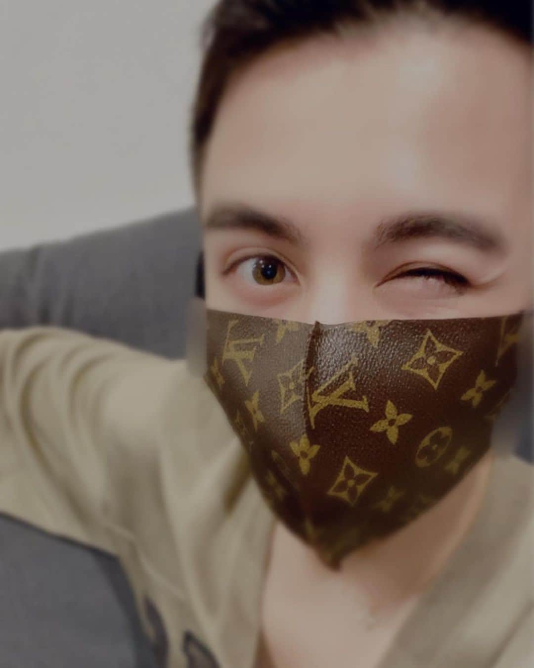 北中健一のインスタグラム：「louisvuitton mask😍  #ルイヴィトン  #マスク #louisvuitton  #mask」