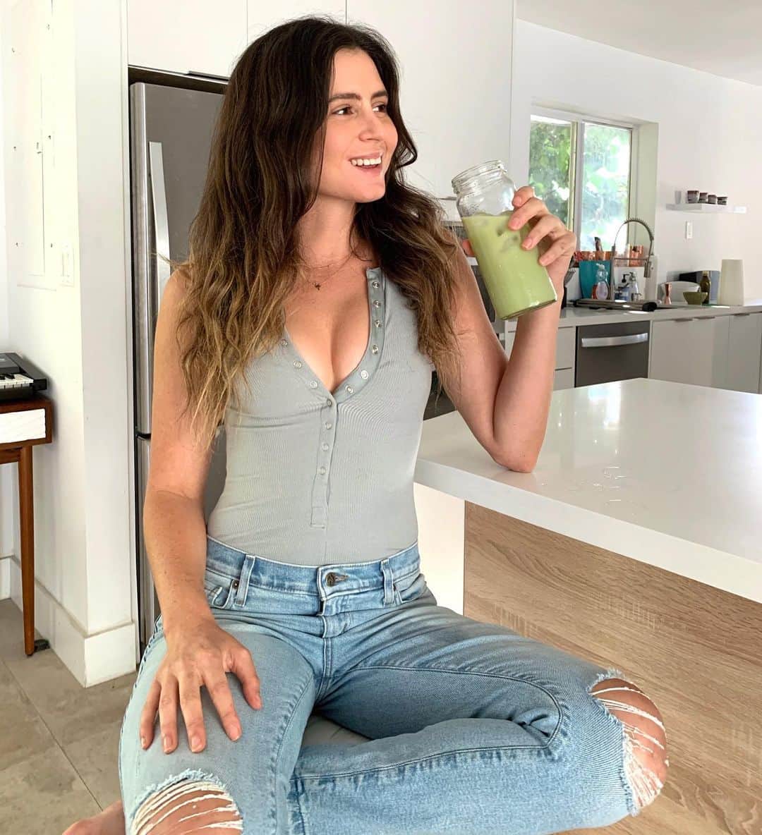 アナスタシア・アシュリーのインスタグラム：「Put on jeans and made matcha today like a renegade 😎」