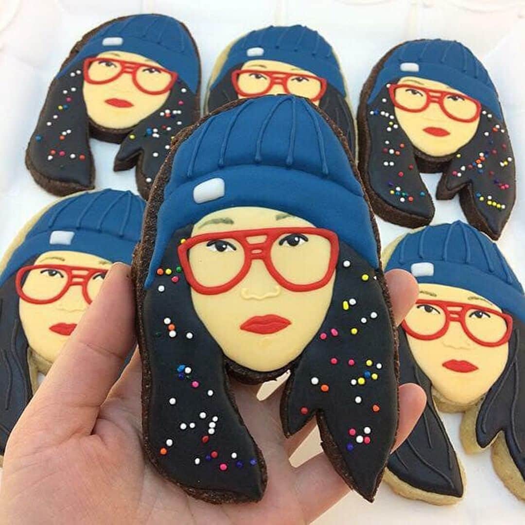 TED Talksのインスタグラム：「Representation never tasted so sweet. Trailblazing Asian and Pacific Islander Americans (like rapper-actress @Awkwafina, pictured here) are memorialized in sugar and butter in this cookie portrait series from baker Jasmine Cho. As the child of Korean immigrants growing up in Los Angeles, Cho was never taught about prominent Asian Americans in school and never saw them in the media, so she felt like part of a largely ignored community. She hopes her eye-catching baked goods can help rectify that: “I wanted to grab people’s attention with my cookies so that they could learn more and realize, ‘Oh, I didn’t know!’” See more cookie portraits of change-makers like football MVP Hines Ward and 9/11 hero Betty Ong at the link in our bio. #APAHM⁠ ⁠ [Image: @jasminemcho]」