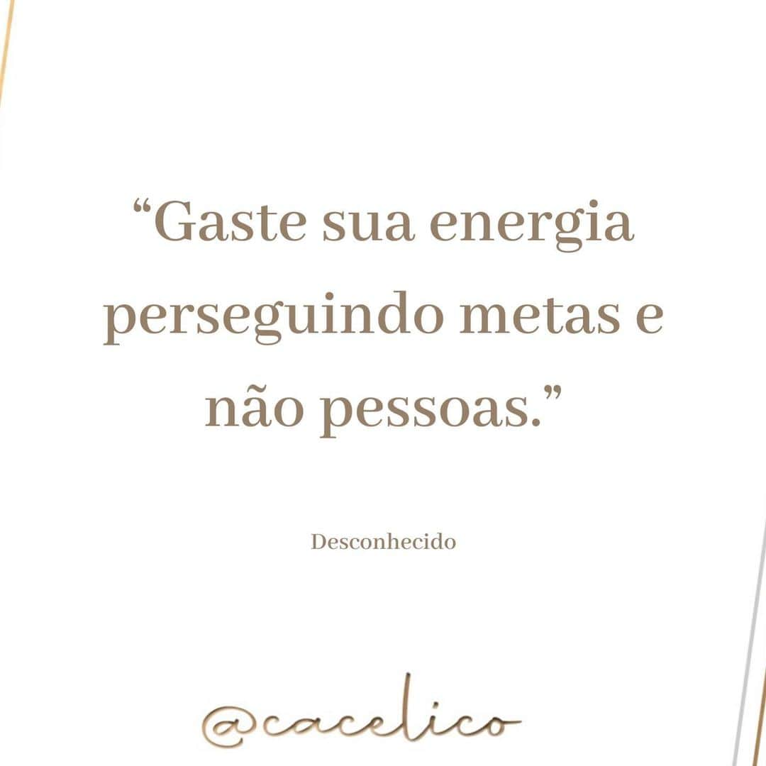 カロリーネ・セリコさんのインスタグラム写真 - (カロリーネ・セリコInstagram)「Energia • #CaCelicoEssencia ⁣ ⁣ Como e com o que, você tem gastado sua energia?⁣ ⁣ Uma das coisas que mais aprendi nos últimos anos foi: parar de gastar energia - preciosa, por sinal - com coisas que não me dariam nada em troca.⁣ ⁣ Por exemplo: ser a certa da história. ⁣ Receber a admiração de alguém.⁣ Pedir esmolas de compreensão para quem não abria os ouvidos nem para me entender. ⁣ Insistir em perdão de quem não sabe nem o que é amor próprio. ⁣ Trabalhar no que não me daria retorno. ⁣ Ficar irritada com o que não tinha solução. ⁣ Querer controlar o que estavam fazendo. ⁣ Enfim... Dá para fazer uma lista bem longa aqui.⁣ ⁣ O ponto é: que sua energia é sagrada!!!⁣ É o que te deixa estável.⁣ É o que faz sua saúde funcionar.⁣ É da onde vem seu amor para dar a outros e a si.⁣ É fonte de criatividade, animo e persistência.⁣ É a luz que ilumina sua sabedoria.⁣ É onde você se sente conectado com Deus.⁣ É tudo!⁣ ⁣ Ou seja, para que gastar-la?⁣ Guarde para você, guarde para se ajudar, guarde para ajudar quem precisa e quem quer ser ajudado. Guarde para te trazer discernimento. Guarde para te dar foco e disciplina. ⁣ Guarde!⁣ ⁣ As vezes, ser egoísta, de uma maneira mais ampla do significado da palavra, vai trazer para você um papel ESSENCIAL, na sua vida, e consequentemente na vida dos que te rodeiam.⁣ ⁣ Um abraço no seu coração,⁣ ⁣ CC ♾」5月13日 6時29分 - cacelico