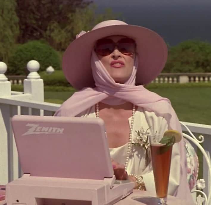 ジェーン・アルドリッジのインスタグラム：「Me writing my latest blog post, featuring 9 of my favorite funny and stylish movies to get your through this quarantine 💕 link in bio! This is Meryl Streep in the Susan Seidelman directed She-Devil.」