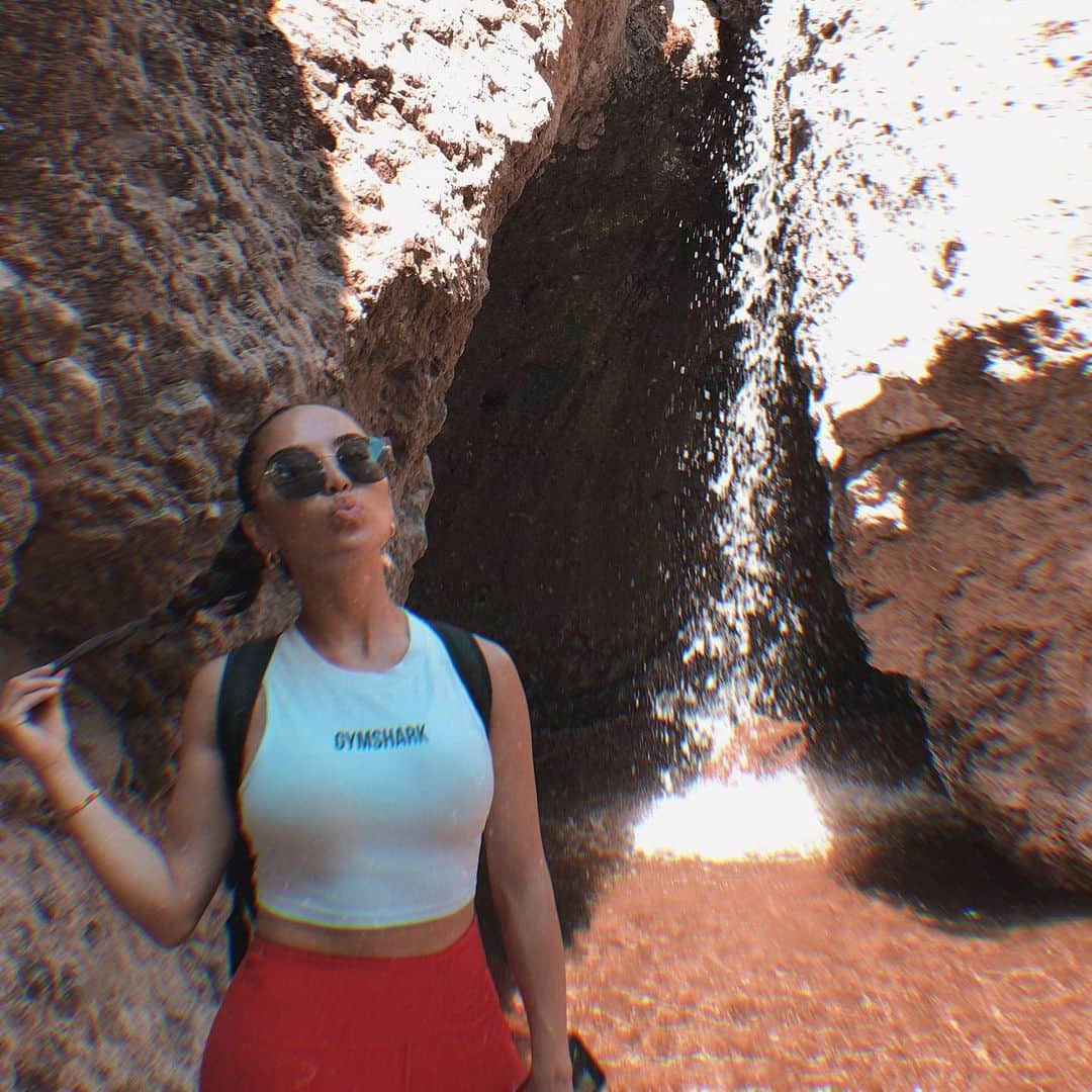 iluvsarahiiさんのインスタグラム写真 - (iluvsarahiiInstagram)「Last week we took a hike to a beautiful trail in Malibu and couldn’t believe the beautiful grotto we stumbled across. Next time I’m packing sandwiches with Doritos 😜 also if you go here, be prepared to do some real rock climbing lol What are some of your favorite hiking trails??」5月13日 6時45分 - iluvsarahii