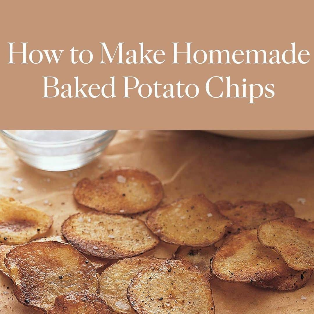 マーサ・スチュワートさんのインスタグラム写真 - (マーサ・スチュワートInstagram)「Delicious and homemade, our healthier version of potato chips will satisfy those cravings! Make these easy baked chips for snacking at home or to serve alongside sandwiches with our recipe at the link in bio. 👆🏼」5月13日 6時54分 - marthastewart