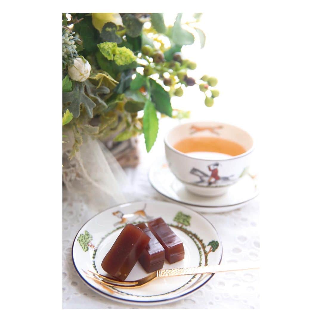 大原由美子さんのインスタグラム写真 - (大原由美子Instagram)「・ 皆さま、おはようございま〜す♬ 本日のpicはお家でtea time〜♬ お茶は今ハマっている大好きな「岩茶」 お菓子は和菓子の気分だったので小さい羊羹にしてみましたっ♬ 自粛生活の日々の中でのお楽しみは… やっぱりティータイム〜♬ おうちカフェが定着しつつありますっ❤︎ のんびりお茶を飲む至福のひととき。。。❤︎ ティータイムを満喫〜♬ 今回の食器はお気に入りの「WEDGWOOD」♬ このWEDGWOODのシリーズ、好きだな〜❤︎ 上の⬆︎picを横に⇒⇒swipeしてくださいね❤︎ ・ #WEDGWOOD#岩茶#台湾茶#羊羹#花のある暮らし#台湾#ウエッジウッド#アーティフィシャルフラワー#CanonEOSKissX9i#teatime#和菓子#カメラ女子#中国茶#ファインダー越しの私の世界#フォトジェニック#photogenic#茶器#カフェ好きな人と繋がりたい#お家チャッツワースカフェ#お茶好きな人と繋がりたい#stayhome#台湾に行きたいわん#お家ですごそう#台湾好きな人と繋がりたい#おうち時間#台灣茶#ポーセラーツ作品#Yokan#写真を撮るのが好きな人と繋がりたい」5月13日 7時04分 - oharayumiko0228