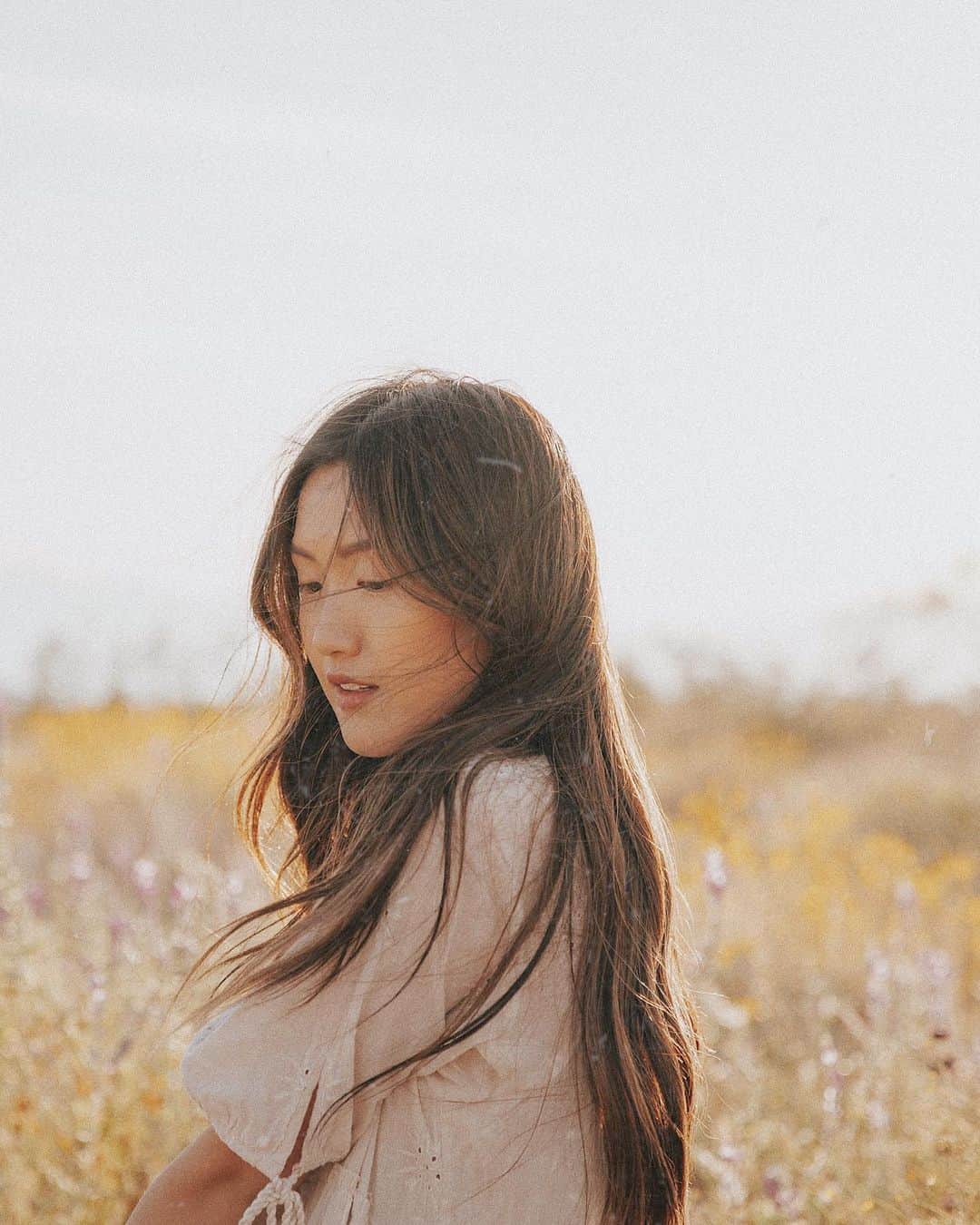 W E Y L I Eのインスタグラム：「Lots of new faces around here, so I thought I’d introduce myself to those who just started following! 🌸My name is Weylie (pronounced way-lee) and I’m 27 years old. 🌸I was born in Oakland, CA. Lived in Northern California my entire life, and moved to LA (Southern California) about 4 years ago. I’ve never lived anywhere else outside of California and I dream of moving to Asia someday. 🌸I’m Chinese American and can speak Cantonese, Mandarin and English. My last name is Vietnamese because my dad’s side is from Vietnam. 🌸 I love Chinese music. If you ever ride in my car, I only play my canto/mando playlist. I especially love 90s canto-pop! But my current favorite artist is Eric Chou. 🌸I majored in Beauty Merchandise and Marketing in college and wanted a career in product development. But social media took off when I graduated so I chose this route instead! 🌸 I’ve dated my boyfriend since I was 18 years old. We met in middle school and I had a huge crush on him. We remained friends throughout our teenage years and he couldn’t resist me and asked me out when I was 18. We now have 3 dogs & 2 rabbits together. He’s my best friend ❣️ 🌸 I started a sustainable clothing company with my friends in September of 2019 @shopwomn! 🌸 My favorite type of getaway is camping. The mountains are my favorite place! 🌸 My hobbies include photography, reading, journaling, hiking with my dogs, camping, and hanging out with my boyfriend. We are clingy and have spent nearly every single day together since we started dating 😂 🌸 I’m a creature of habit. I almost never order anything new at restaurants & cook the same 10 dishes in rotation at home. 🌸 Ok that’s it for now! Hope you enjoyed getting to know me a little better!」