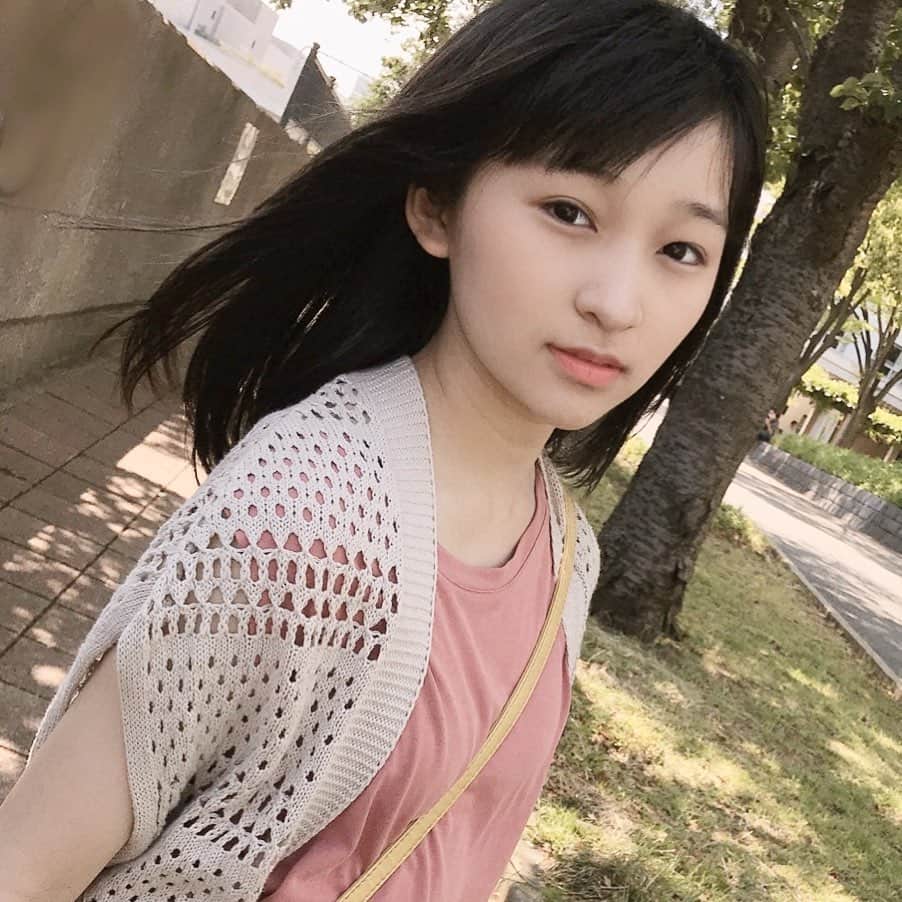 のインスタグラム：「おはようございます！  今日も暑くなりそうです☀️ お散歩にそろそろ日傘が必要かな〜⛱ ・ ・ #おはようございます #夏日 #快晴 #水分補給 #忘れずに #前野えま  #goodmorning #goodweather #blight #sunshine #haveaniceday #takecareofyourself  #follow #followme #instafollow #instagood #tagsforlikes #tflers #tagsforlikesapp #actor #actress #girl #photography #portrait #portraitphotography」