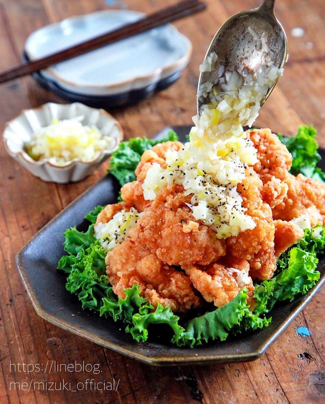 Mizuki【料理ブロガー・簡単レシピ】さんのインスタグラム写真 - (Mizuki【料理ブロガー・簡単レシピ】Instagram)「・﻿ 【レシピ】ーーーーーーーーーーーーーーー﻿ ♡鶏むね肉の唐揚げ♡ねぎ塩レモンだれ♡﻿ ーーーーーーーーーーーーーーーーーーーー﻿ ﻿ ﻿  おはようございます(*^^*)﻿ ﻿ 今日ご紹介させていただくのは﻿ コスパ抜群の節約おかず♩﻿ 鶏むね肉の唐揚げに﻿ ねぎ塩レモンだれをかけました♡﻿ パサつきがちな鶏むね肉も﻿ 少しの工夫で柔らかく仕上がり﻿ レモンの酸味でさっぱりと食べられますよ♩﻿ ﻿ 唐揚げは漬け込み不要&揚げ焼きでOK！﻿ 塩だれは混ぜるだけ！で﻿ とっても簡単にできるので﻿ よかったらお試し下さいね(*´艸`)﻿ ﻿ ﻿ ﻿ ーーーーーーーーーーーーーーーーーーーー﻿ 【2〜3人分】﻿ 鶏むね肉...大1枚(300g)﻿ ☆酒・醤油...各大1﻿ ☆にんにく・生姜...各チューブ2cm﻿ ●長ねぎ(みじん切り)...1/3本分﻿ ●ごま油...大1﻿ ●レモン汁...小2﻿ ●塩...小1/3﻿ ●鶏がらスープ...ひとつまみ﻿ 片栗粉・サラダ油・黒こしょう...各適量﻿ ﻿ 1.●を合わせてねぎ塩レモンだれを作る。鶏肉は全体をフォークで刺して1cm厚さの削ぎ切りにし、☆を揉み込み片栗粉をまぶす。﻿ 2.フライパンに1cmのサラダ油を入れて中火で熱し、鶏肉を入れて両面色よく揚げ焼きにする。﻿ 3.油を切って器に盛り、ねぎ塩レモンだれと黒こしょうをかける。﻿ ーーーーーーーーーーーーーーーーーーーー﻿ ﻿ ﻿ ﻿ 《ポイント》﻿ ♦︎ねぎ塩レモンだれからレモンを抜くと''ねぎ塩だれ''になります♩その場合少しだけごま油を増量して下さい♩﻿ ♦︎鶏むね肉は全体をフォークで刺して削ぎ切りにし、調味料を揉み込み、粉をまぶすことで柔らかく仕上がります♩﻿ ﻿ ﻿ ﻿ ﻿ ﻿ ﻿ 🔻入荷しました🔻﻿ ストーリーにリンク貼っています🙇‍♀️﻿ ＿＿＿＿＿＿＿＿＿＿＿＿＿＿＿＿＿＿＿﻿ 📕\ \ 新刊発売中 / /📕﻿ 簡単・時短！ 毎日のごはんがラクになる﻿ ✨🦋 【 #Mizukiの今どき和食 】🦋✨﻿ ＿＿＿＿＿＿＿＿＿＿＿＿＿＿＿＿＿＿＿﻿ ﻿ なるべく少ない材料で﻿ 手間も時間も省きながら﻿ 簡単にできるおいしい和食レシピ♩﻿ 簡単に失敗なくマスターできる一冊で﻿ もっと気軽に、カジュアルに﻿ 和食を楽しんで下さいね(*^^*)﻿ ﻿ ﻿ ーーー ⭐️PART.1 メインおかず ⭐️ーーー﻿ 素材別にレシピをご紹介しています♩﻿ 和食の定番から新定番まで﻿ どれも押さえておきたいメニューばかり。﻿ 肉じゃがはフライパンで！焼き豚はレンジで！﻿ ぶり大根は切り身を使って手軽に作ります♩﻿ ﻿ ーーー ☘️PART.2 サブおかず ☘️ーーー﻿ 年中手に入るお手頃野菜と﻿ 乾物や大豆、こんにゃくなどを使った﻿ 副菜レシピをたっぷり掲載！！﻿ 普段SNSではメインおかずばかりなので﻿ 本では副菜にも力を入れています(*^^*)﻿ ﻿ ーーー 🌸PART.3 ごはんと汁物 🌸ーーー﻿ ささっと作れる丼と麺、﻿ みんなで食べたいいなり寿司や﻿ 手巻きごはんもご紹介！﻿ 複数の炊き込みごはんと﻿ 味噌汁&和風スープも盛りだくさん！﻿ ﻿ ﻿ 各レシピのポイントは﻿ 【写真付きで丁寧に解説】﻿ 副菜レシピもたっぷりなので﻿ 【メインページに副菜メモもつけました】﻿ ＊このメインにはこの副菜が合いますよ〜﻿ という献立の提案です(*^^*)﻿ 【その他コラムも充実】﻿ 全127品中ほぼ全て﻿ 【本だけのレシピです！】﻿ ﻿ ＿＿＿＿＿＿＿＿＿＿＿＿＿＿＿＿＿＿＿﻿ ﻿ ﻿ ﻿ ﻿ ﻿ ﻿ ＿＿＿＿＿＿＿＿＿＿＿＿＿＿＿＿＿﻿ 🎀発売中🎀﻿ 【#ホットケーキミックスのお菓子 】﻿ ﻿ 一冊まるっとホケミスイーツ♩﻿ 普段のおやつから﻿ 特別な日にも使えるレシピを﻿ この一冊に詰め込みました(*^^*)﻿ ホットケーキミックスを使えば﻿ 簡単に本格的なお菓子が作れますよ♡﻿ ＿＿＿＿＿＿＿＿＿＿＿＿＿＿＿＿＿﻿ ﻿ ⭐️ストーリー、ハイライト、プロフ画面に﻿ 本のURLを貼らせていただいております♩﻿ →(@mizuki_31cafe )﻿ ﻿ ﻿ ﻿ ﻿ ﻿ ﻿ #鶏むね肉#唐揚げ#塩だれ#ねぎ塩だれ#レモン#うちで過ごそう#おうち時間#Mizuki#簡単レシピ#時短レシピ#節約レシピ#料理#レシピ#フーディーテーブル#マカロニメイト#おうちごはん#おうちカフェ#デリスタグラマー#料理好きな人と繋がりたい#おうちごはんlover#foodpic#follow#cooking#recipe#lin_stagrammer#stayhome#鶏むね肉の唐揚げねぎ塩レモンだれm」5月13日 7時14分 - mizuki_31cafe