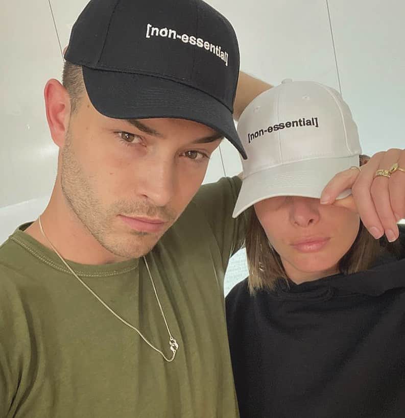 フランシスコ･ラチョースキーのインスタグラム：「My friend @rjking3 partner up with @thevillageden to help out on the corona crises here in nyc. For every sale of a [non-essential] hat = 2 essential meals will be delivered to our frontline workers!  100% of the proceeds go to feeding New York’s essential frontline here is the link!! https://www.dartermall.com/nonessentialwardrobe/ 🙏🙏🙏」