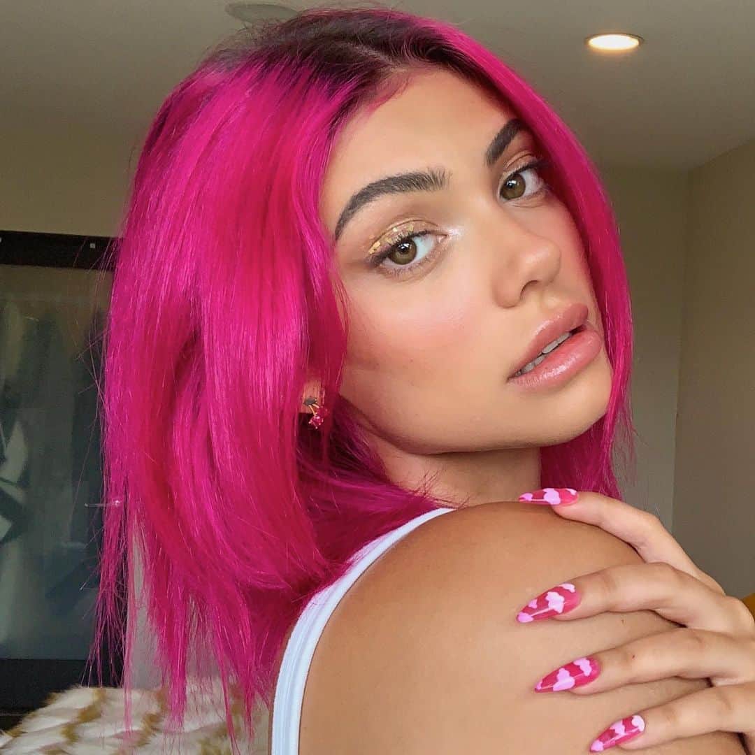 ケルシーのインスタグラム：「quarantine turned me into lava girl」