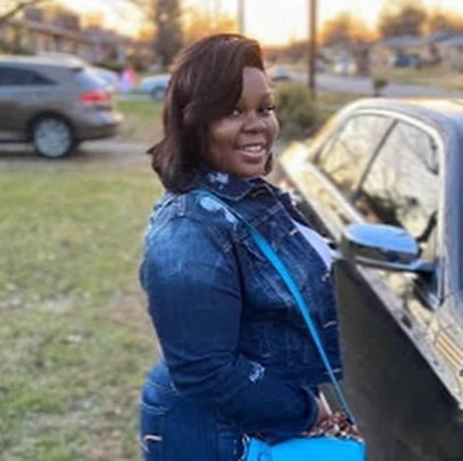 キャメロン・ラッセルのインスタグラム：「#Repost @sarahsophief ・・・ Say her name #breonnataylor. Go to link in bio/stories for action items.  Breonna Taylor was an award-winning EMT and first responder in Lousiville, KY, who loved helping her patients and her community. “She was an essential worker. She had to go to work,” her mother, Tamika Palmer said of her dedication to standing on the frontlines of this pandemic. “She didn’t have a problem with that.” On the night of March 13th, the Louisville Metro Police executed a warrant at the wrong home, looking for drugs they never found, and for a person they already had in custody. They sprayed her home with 20 rounds, shooting Breonna 8 times, killing her in her bed. Neither the Louisville Metro Police nor Mayor Greg Fischer have given her mother any answers. “Not one person has talked to me. Not one person has explained anything to me,” Tamika Palmer, Taylor’s mother, said in an interview. “I want justice for her. I want them to say her name. There’s no reason Breonna should be dead at all.” *THE DEMANDS: 1. Demand the Mayor and City Council address the use of force by LMPD. 2. Fire and revoke the pensions of the officers that murdered Breonna. 3. Provide all necessary information to a local, independent civilian community police accountability council #CPAC. 4. Create policy for transparent investigation process due to law enforcement misconduct. TAKE ACTION TO HELP HER MOTHER GET ANSWERS & GET THEIR DEMANDS MET: POST about Breonna, using the hashtags #BreonnaTaylor and #JusticeForBre. Her story has yet to receive the national attention it must to cause local systems to respond. Share her story, images of her smiling face, and tag the responsible parties. On Twitter, use @LMPD, @LouisvilleMayor, and @GovAndyBeshear. On Instagram, use @LMPD.ky, @MayorGregFischer, and @GovAndyBeshear. We can not stop until she receives a response. MAKE CALLS & SEND EMAILS for Breonna to the investigative agencies, institutions and individuals in charge and make the demands known! * please go to link in bio and read entire document. Via @mspackyetti #blacklivesmatter #breonnataylor #keepshowingup #stayhuman」