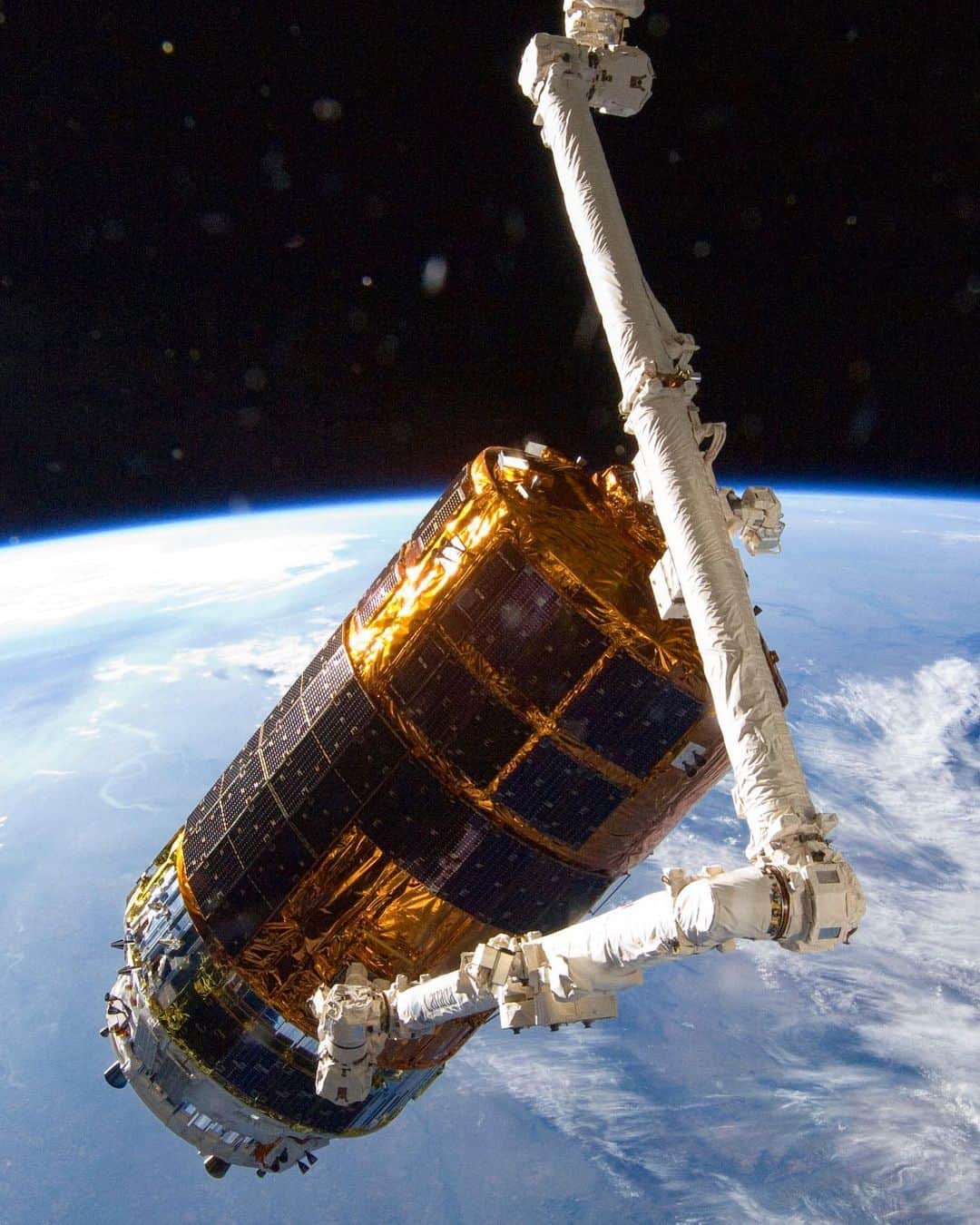 国際宇宙ステーションさんのインスタグラム写真 - (国際宇宙ステーションInstagram)「A Japanese cargo ship, the H-II Transfer Vehicle-9 (HTV-9), is poised to resupply the station as two Commercial Crew members prepare to launch aboard the SpaceX Crew Dragon spacecraft at the end of May. #nasa #jaxa #csa #spacex #unitedstates #japan #canada #kibo #kounotori #canadarm2 #robotics #crewdragon #launchamerica #international #space #station」5月13日 8時07分 - iss