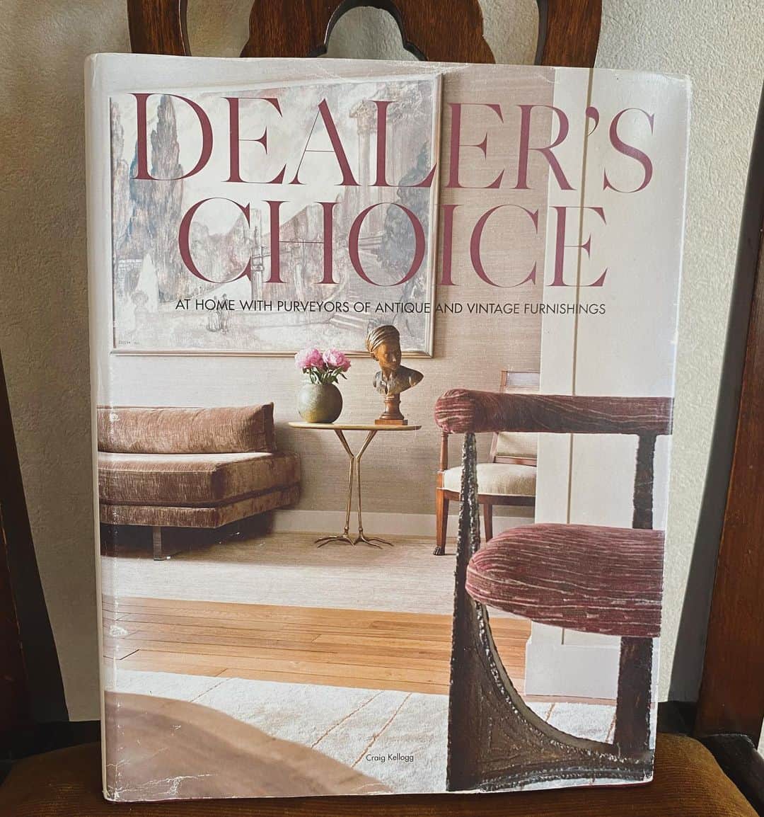 畑野ひろ子のインスタグラム：「【7日間ブックカバーチャレンジ】 #bookcoverchallenge  vo.4 DEALER'S CHOICE  お洒落なインテリアを見てると、ワクワクします。 カバーに芍薬が飾ってあるけど、我が家の芍薬も満開です。」