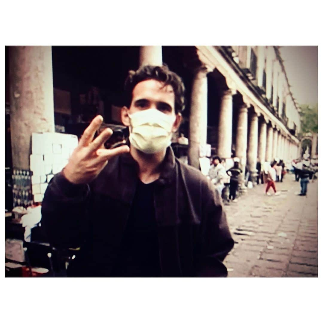 マット・ディロンさんのインスタグラム写真 - (マット・ディロンInstagram)「“Mask Dillon”-@thejoeyaltruda  Mexico City flashback while filming The Great Fellove 1999. The air pollution was messing with me. So I started wearing a mask. Joey came up with the nickname.  And I’m wearing one now. #wearamask #thegreatfellove #elgranfellovefilm #mexicocity🇲🇽」5月13日 8時27分 - mattdillon