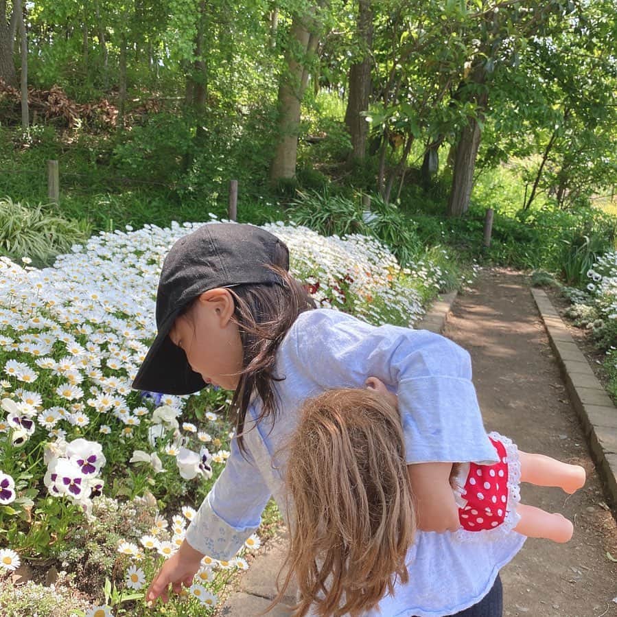 福長優のインスタグラム：「♡ うちの末っ子娘👧🏽 予想はしていたけど お調子者のわがままちゃん 🌸［家族の前だけ］  生意気な所も可愛いと思ってしまう。［←きっとコレがダメ😂］ あれしよ！ これしよ！ こっちきて！ あっちいって！もーきらいっ！  と。思いきや すきーぃぃーー♡ って振りまわせれてるんです。  #次男以外は  次男はキレまくってる。笑 👍 最近フルネームも言えるようになったよ👧🏽 #たくさんイライラするけど結局可愛い #8歳#5歳#2歳2ヶ月」
