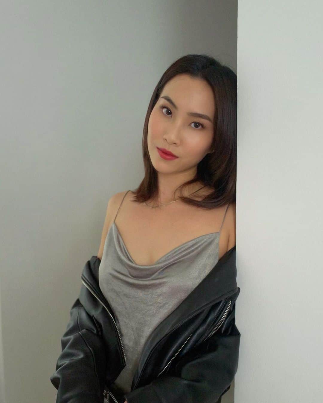 ソニアのインスタグラム：「In today’s episode of using every corner of the house for a picture 🥶  A few things lined up for you this week - 1) FB live with Singapore Institute of Technology this Friday (15th) at 10am as we bring you the info you need for enrolment and answer all your questions with their respected faculty members/professors! Give them a follow @singaporetech and see your on their FB page! . 2) A video compilation of my daily rituals! Most of which I adopted during this stay home period. These are also things I’d like to continue even after circuit breaker is over 🦋 . Meantime - very happy that my @thelashchapter lash lift is still holding up, @fentybeauty’s cheeks out cream blush is giving me a nice glow, and how @chanel.beauty’s red lippies can never go wrong ♥️」