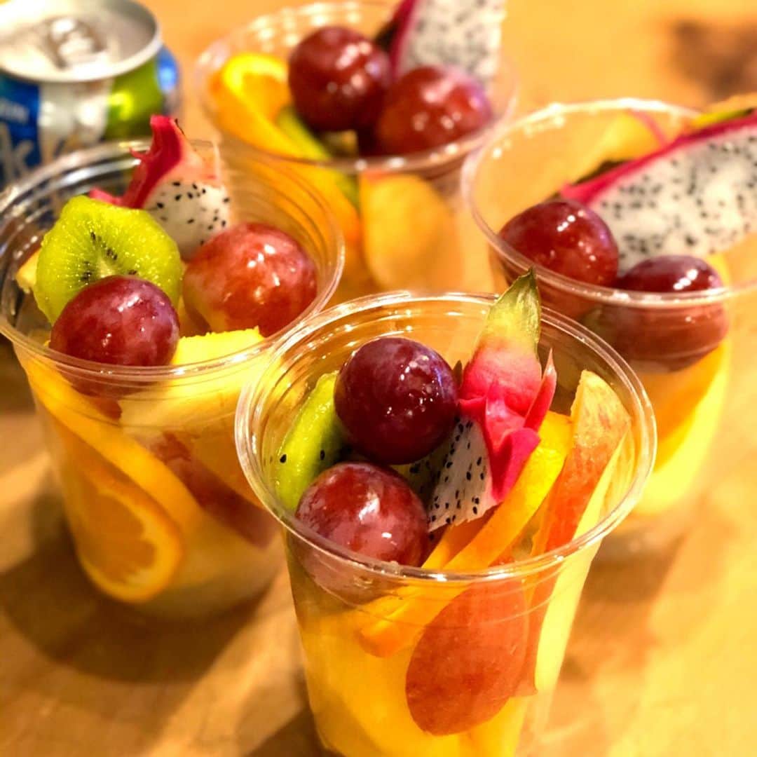 焼野菜 菜の音のインスタグラム：「無事酒販免許も取れましたので、、 菜の音限定！ おうちで凍結フルーツゴロゴロチューハイ  始めました！ テイクアウトもしくはDIDIからどうぞ！  缶チューハイ込み  700円 フルーツのみ  500円 缶チューハイのみ　300円  でいきますー！ おうちや公園でどうですか？ ジュースを入れてお子様にもどうぞ！ 氷じゃないので溶けても薄くなりません！  写真は生ですが、凍らせて提供します！  #福島宅配 #出前大阪 #ランチボックス #lunchbox #おうちグルメ #おうち時間 #うちグル #stayhome #デリバリーランチ #エビバル #福島テイクアウト #タベスタグラム #肉スタグラム #テイクアウト #takeout #テイクアウトグルメ #コロナに負けるな #コロナフードアクション #福島グルメ #おうちごはん #shrimp #デリバリー弁当 #海老バルorb #なおちゃん #弁当大阪 #出前大阪 #肉 #海老 #エビdayエビtime」