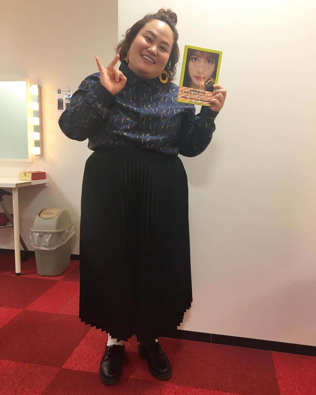 おかずクラブのインスタグラム：「#恋ステ こんにちは〜 お久しぶりです！ スタイリストのAyumiです！ 皆さんいかがお過ごしですか？ 私は仕事も減り、週のほとんど家にこもって、動画みたりミシンいじったりの日々です。。。 今まで衣裳アップをただただサボってたわけですが、このタイミングで過去の写真含め、アップしよう！！と思ったのです！！ こんな時期ですが、少しでもおかずクラブさん見て、ハッピーな気持ちになってもらえたら嬉しいです！  まずは、恋ステのゆいPさん衣裳です！！ サボりまくってたから4枚もあるよ！ 最近のOA分が1枚目で、2枚目、3枚目、4枚目と過去にさかのぼっております！！ 最近ゆいPさんが痩せて来ており、そこも含めて見てください！！！ 皆さん分かります！？！？ 1枚目と3枚目は同じスカートなのですが… ウエスト部分がだいぶスッキリしてるよね！？ 1枚目 トップス→スタイリスト私物 スカート→PUNYUS @punyus  靴→Dr Martens @drmartens_japan  Book 📖 →めるる  2枚目 ロンT&スカート→PUNYUS @punyus  靴→Dr  Martens  3枚目 オレンジニット→SPINNS @spinns_official  スカート→PUNYUS 靴→Dr Martens  4枚目 シャツ→シカゴ原宿　@harajukuchicago_official  スカート→PUNYUS 靴→Dr Martens  Styled by @ayumiii_2019  #恋する週末ホームステイ  #過去pic  #ゆいPさん痩せたね #24キロくらい痩せたって #スタイリストはこの自粛期間中に太ったよ #おかずクラブ #ゆいP #okazugram」