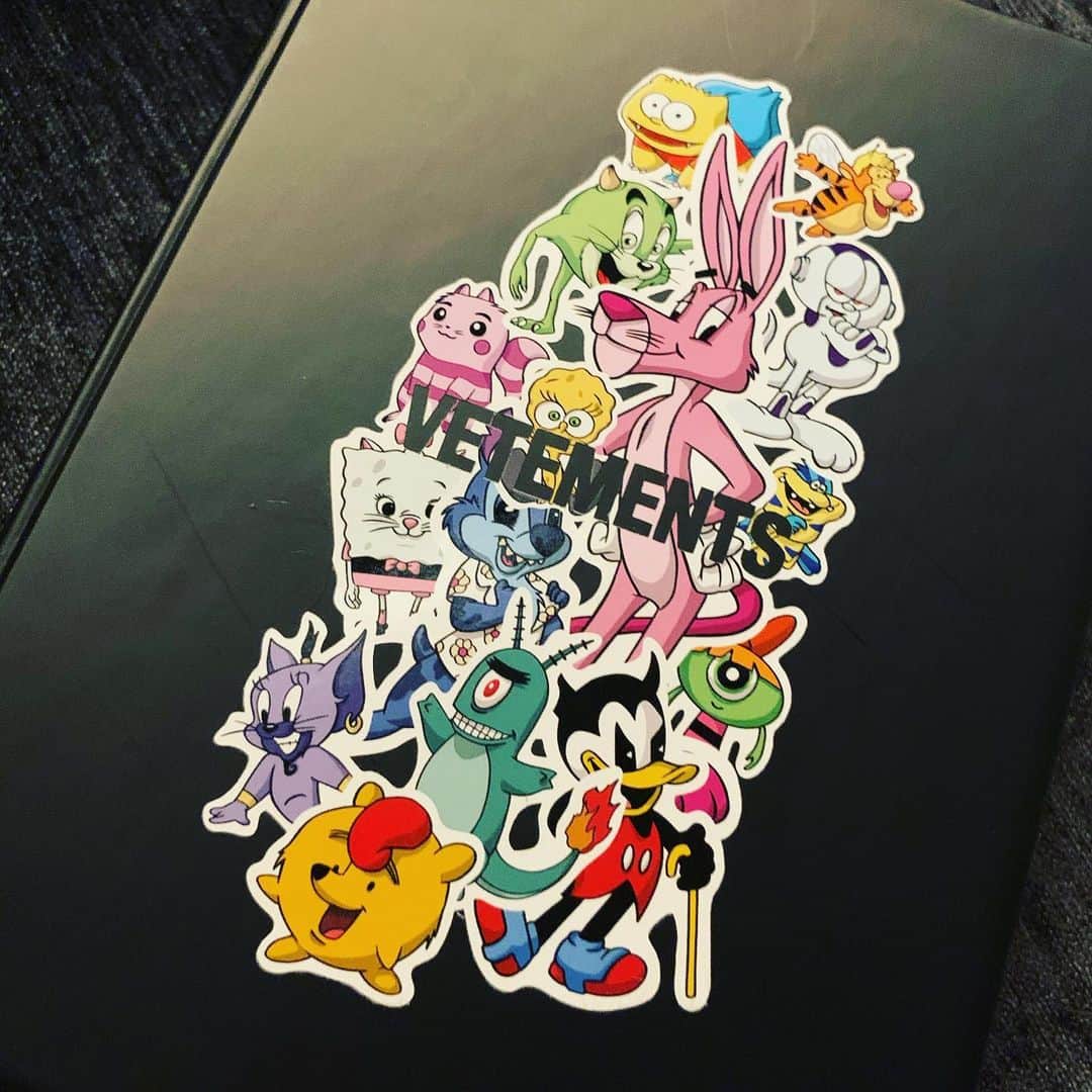 みなみりょうのインスタグラム：「NEW iPhoneケース🤓 携帯そろそろ変えたいな😪 花粉でくしゃみしすぎて腹筋割れないかな😪 っていう投稿をしてないまま忘れてた🤣最近17開きすぎて携帯の熱が激しくてケースつけずに配信中冷えピタずっとつけてる🤣 #vetements #caseiphone #iphone」
