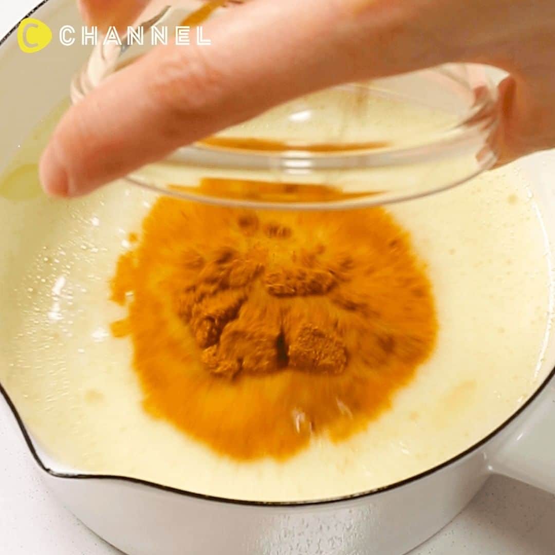 のインスタグラム：「【ストレス解消レシピ】味噌カレー豆乳スープパスタ🍝 . Follow ME!! @cchannel_food Please check this account @cchannel_girls and C CHANNEL app! . 味噌のコク、カレーのアクセント、豆乳のまろやかさがベストマッチ！ . ■材料 パスタはあらかじめ袋に記載されている分数より2分早めに茹で上げておく ・サラダ油…大さじ1 ・にんにく…1片 ・じゃがいも…1個 ・だし汁…150ml ・豆乳…200ml ・カレー粉…小さじ2 ・パスタ…100g ・ブロッコリー…60g ・味噌…小さじ2 トッピング ・鶏チャーシュー…適量 ・コーン…40g ・バター…10g . ■手順 1. 鍋にサラダ油を中火で熱し、スライスしたニンニクを入れて香りを出す。じゃがいも、だし汁を入れて5分ほど煮込む。 2. 1に豆乳、カレー粉を加えて混ぜ合わせてさらに2分ほど加熱する 3. 茹でたパスタ、ブロッコリーを入れて2分煮込む。火を止めて味噌を溶き入れる。 4. 器に盛り付け、トッピングをのせたら完成です。 . 制作：三浦綺子 . 【監修】管理栄養士　松浦ひとみ 元保育園勤務で二児の母。 無理しない、楽して皆美味しいがモットー https://www.instagram.com/htm.jp . #料理#手料理#おうちごはん#お菓子作り#レシピ#クッキング#手作りスイーツ#デリスタグラム#お菓子作り好きな人と繋がりたい#料理動画#food#foodie#delicious#cooking#f52gram#foodvideo#foodideas#funfood#colorfulfood#recipevideo#foodcraft #pastalover#ストレス解消#パスタ #stayhomestaysafe#おうち時間#コロナに負けるな#おうちにいよう#巣ごもり#おこもり」