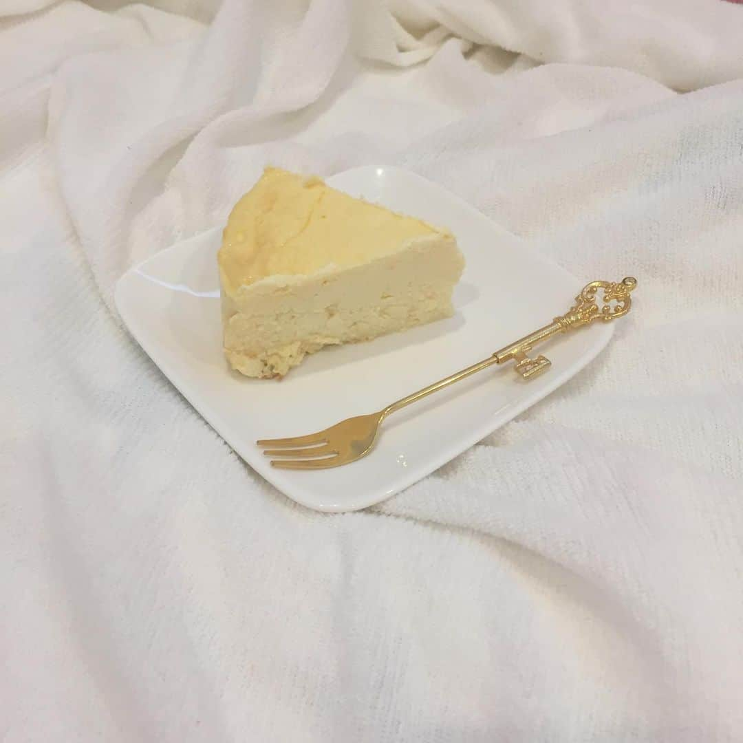 高岡志帆さんのインスタグラム写真 - (高岡志帆Instagram)「cheese cake！！！！！🧀 手作り美味しかった💛 . . #おうち時間 #おうちカフェ #cheesecake #チーズケーキ #スイーツ #sweets #instagood #followｍe #カフェスタグラム #カフェ好きな人と繋がりたい #おうちcafe #手作りお菓子 #cheese #cheeselover #韓国カフェ」5月13日 17時58分 - shiho_t05