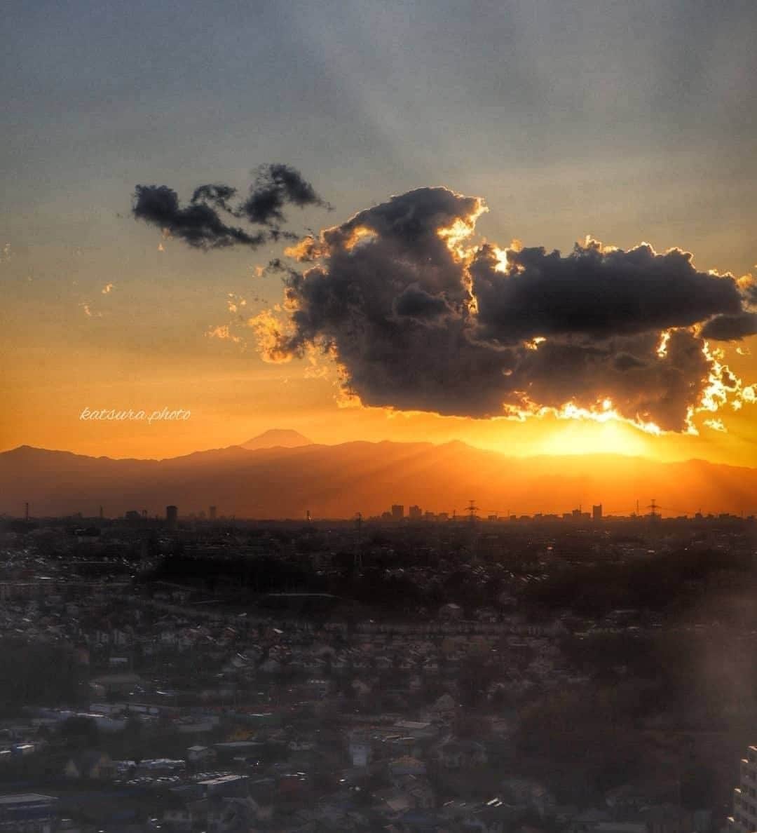 のインスタグラム：「Showcasing #yokohamatomorrow, a collection of memories while looking forward to tomorrow.﻿ ﻿ “カコヨコ🌅×🗻( ✧д✧)﻿ とある国ではね外出自粛ではなくて﻿ 外出禁止！！ だからねゴミ捨てで外に出る時だけ目一杯オシャレして外で自撮りするのが流行ってるんだって👸🧚‍♀️(｡☌ᴗ☌｡)／📱✨﻿ ドレス買っとこかな…👸🤣💦﻿ 江ノ島辺りはいつもより車が多くて渋滞してるって😰🚗³₃﻿ サーフィンやってる人も多いし海を見に来る人も多いらしく神奈川県知事がここに来ないよう要請するって聞いたけど😣﻿ 車だからいいってことないから💦🤔﻿ ほんの少し我慢しよう😤👋﻿ Photo：横浜 港北区﻿ Make today brighter🌅﻿ 脱.コロナ☠️”﻿ ﻿ Photo & Text: @katsura0128﻿ ﻿ #yokohamatomorrow﻿ ﻿ -﻿ ﻿ 皆様がいままでに撮られた大好きな横浜の写真（去年の同じ季節に撮られた写真など）に思い出などのエピソードとハッシュタグ #yokohamatomorrow を付けて投稿していただけないでしょうか？﻿ ﻿ ハッシュタグをつけて投稿していただいた写真を、健やかな日々が戻ってくると信じてご紹介していきます。﻿ ﻿ Looking forward to tomorrow, we have a request: Post your favorite memories and experiences in Yokohama - Something from last year or your last trip perhaps? - with the hashtag #yokohamatomorrow.﻿ ﻿ We will showcase these memories on our Instagram as they represent the Yokohama we are looking forward to while we navigate this challenging time together.﻿ ﻿ #myyokohama﻿ ﻿ #yokohama #darlingescapes #beautifuldestinations #artofvisuals #somewheremagazine #discoverglobe #travelawesome #passionpassport #lovejapan #explorejapan #japanlife #japanfocus #japan_vacations #japanrevealed #よこはま #ヨコハマ #横浜 #stayhome #staysafe #besafe #stayhomestaysafe #staysafeeveryone」