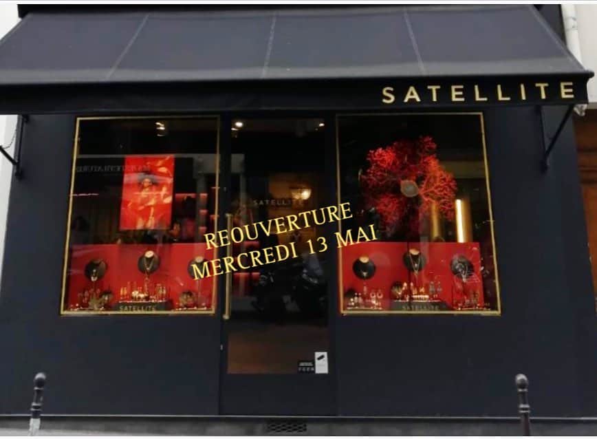 のインスタグラム：「MERCREDI 13 MAI RÉOUVERTURE DE NOS BOUTIQUES DE PARIS, LILLE, NICE ET CANNES.  Nous avons pris le soin de les préparer pour vous accueillir, en toute sécurité ( gel et masques seront de mise ). Pour nous beauté rime avec sécurité !  #SatelliteParis #safety #WeareOpen #Justforyou #Philosophy #Women #Femmes #WeLoveYou #BijouxEthniques #BoutiquesSatellite #BienvenueAilleurs」