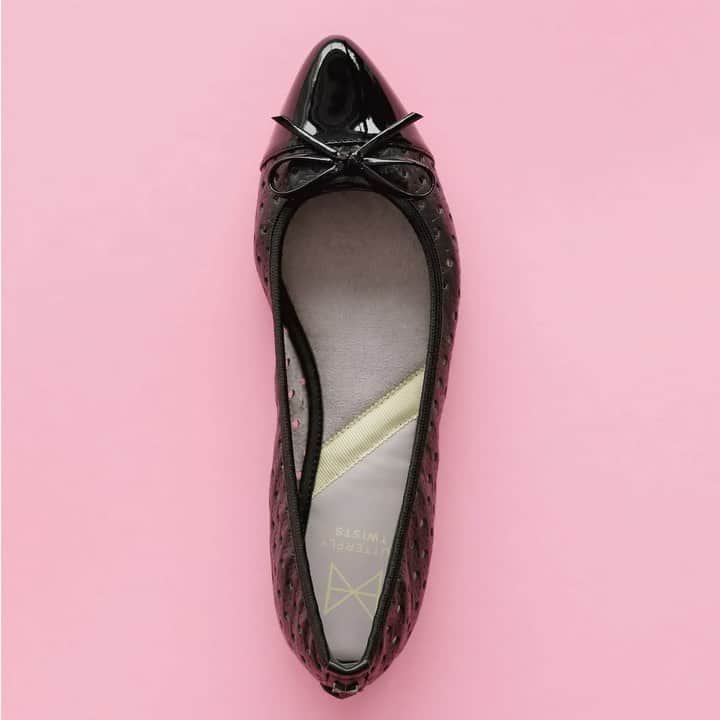 バタフライツイストのインスタグラム：「🖤﻿ Casazeta-jonesとのコラボレーションモデル。季節感のある生地使いが、夏のお出掛けシーンをクラスアップしてくれます。﻿ ﻿ 【HOLLY(BLK PERFORATE)】﻿ 21012B ¥5,400(+tax)﻿ ﻿ #butterflytwists #バタフライツイスト #ポケッタブルシューズ #フラットシューズ #🥿」