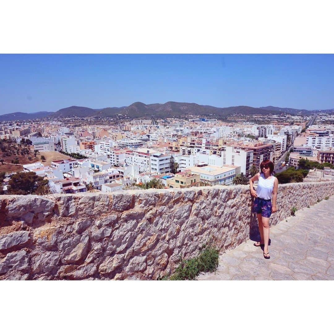 長尾麻由さんのインスタグラム写真 - (長尾麻由Instagram)「2015年に行ったスペインのイビサ島🇪🇸 バルセロナからショートトリップして行ったんだけど海が綺麗でご飯は美味しくて本当に楽園でした👙島の中はレンタカーして色々なビーチに回ったよ🚗 私は怖くて海外で運転出来ないから旦那さんが運転だったから朝から1日中大好きなサングリアを飲んで最後だった🕶 またゆっくり行きたい場所🏝 #福岡生活#おうち時間#シーズンオフ#イビサ島#旅行振り返り #海外旅行 #夫婦旅行」5月13日 18時19分 - mayu_nagao1117