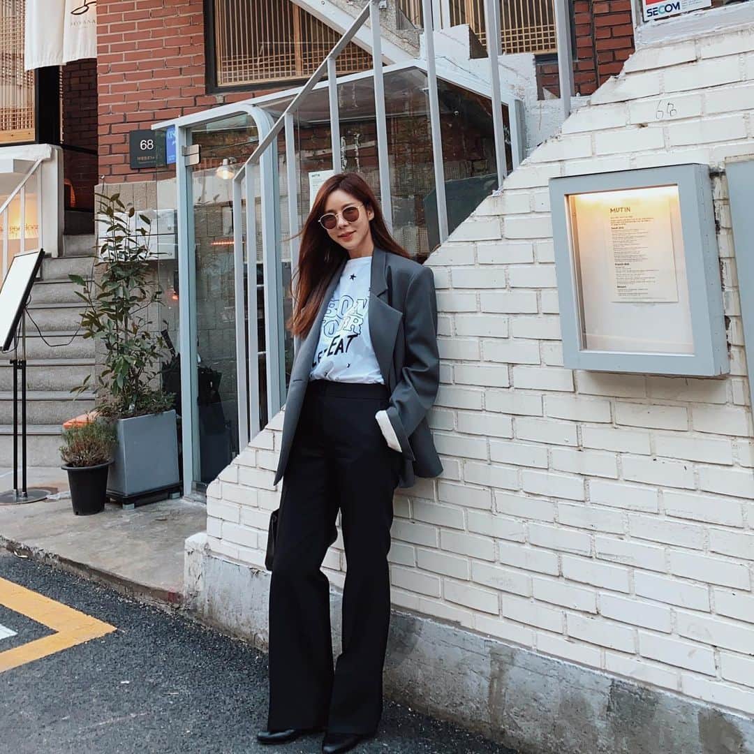 キム・ジュニさんのインスタグラム写真 - (キム・ジュニInstagram)「카린선글라스 이렇게 폭발적으로 애정해주셔서 너무 감사해요🙏🏻 너무행복합니다♥️🙋🏻‍♀️ 그리고 해외 물량까지 추가해주신 카린본사 담당자님 감사해요! ⠀ 블랙/브라운 오후2시전 1000pcs 1차 주문건은 오늘 전부 발송완료 되었구요 오후 3시이후 2차 주문건은 익일발송되실꺼에요! ⠀ 그리고 #얼굴소멸햇 은 2,452pcs 주문으로 마감되었습니다 여러분의 멋진 후기 기다릴께요! 모자 인기순위 발표및 구매완료 이벤트 발표는 정리해서 이따저녁에 발표할께요!! ⠀ 먼저 쓰리아웃 구매완료 이벤트 당첨자 발표해드릴께요! ⠀ - 백화점 10만원 상품권 (1명) @je.liim ⠀ - 케이프 워터믹스 자몽맛 1Box (10명) @minnnnnji_k @moon.ga_eun @uu_uu0425 @mia_luvluv @minimin_922 @imstar_choi @youngjin.kim.969300 @janin0615 @sunhwa24_ @elmo7618 ⠀ 당첨되신분들은 에바주니 게시판에 [쓰리아웃 구매완료] 제목으로 성함/인스타 아이디/주소/연락처 남겨주세요! ⠀ 참여해주신 모든분들 감사해요! 당첨안되신분들도 상심마셔요. 이벤트는 계속 되어요!!! ⠀ ⠀」5月13日 18時19分 - evajunie