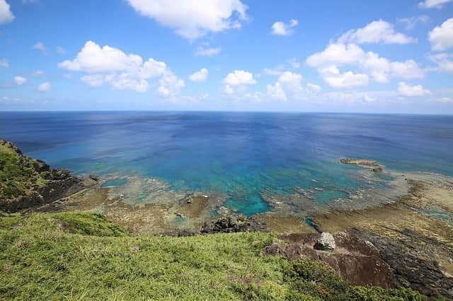 現地発信の旅行サイト「たびらい」のインスタグラム：「🌺沖縄スナップフォト企画🌴 Vol.12 : 本日の写真▼ Photo by 館幸子 @sachiko723 【沖縄スナップフォト企画とは…？】 日常生活の中で出会う、ちょっとした沖縄の風景を投稿するコーナーです。たびらい沖縄編集部×県内で活躍するカメラマンがタイアップし、たびらいファン・沖縄ファンの皆様へ今を乗り切る為の癒しになれば…という想いで企画しました。これから素敵な写真をお届けしますので、同じような風景に出会ったことがある…もしくはこれから行ってみたい！と感じた方は、いいねボタンを押していただけると嬉しいです☺ : #たびらい #tabirai #ローカル旅行 #旅行好き #女子旅 #travelgram #旅行 #旅行好きな人と繋がりたい #travel #家族旅行 #カメラ女子 #たびらい沖縄 #沖縄 #沖縄県 #loves_okinawa #trip #夏待ち2020 #okinawa #旅 #トラベル #instatravel #おきなわ #genic_japan #写真好きなひとと繋がりたい #instagood #お家で旅行気分」