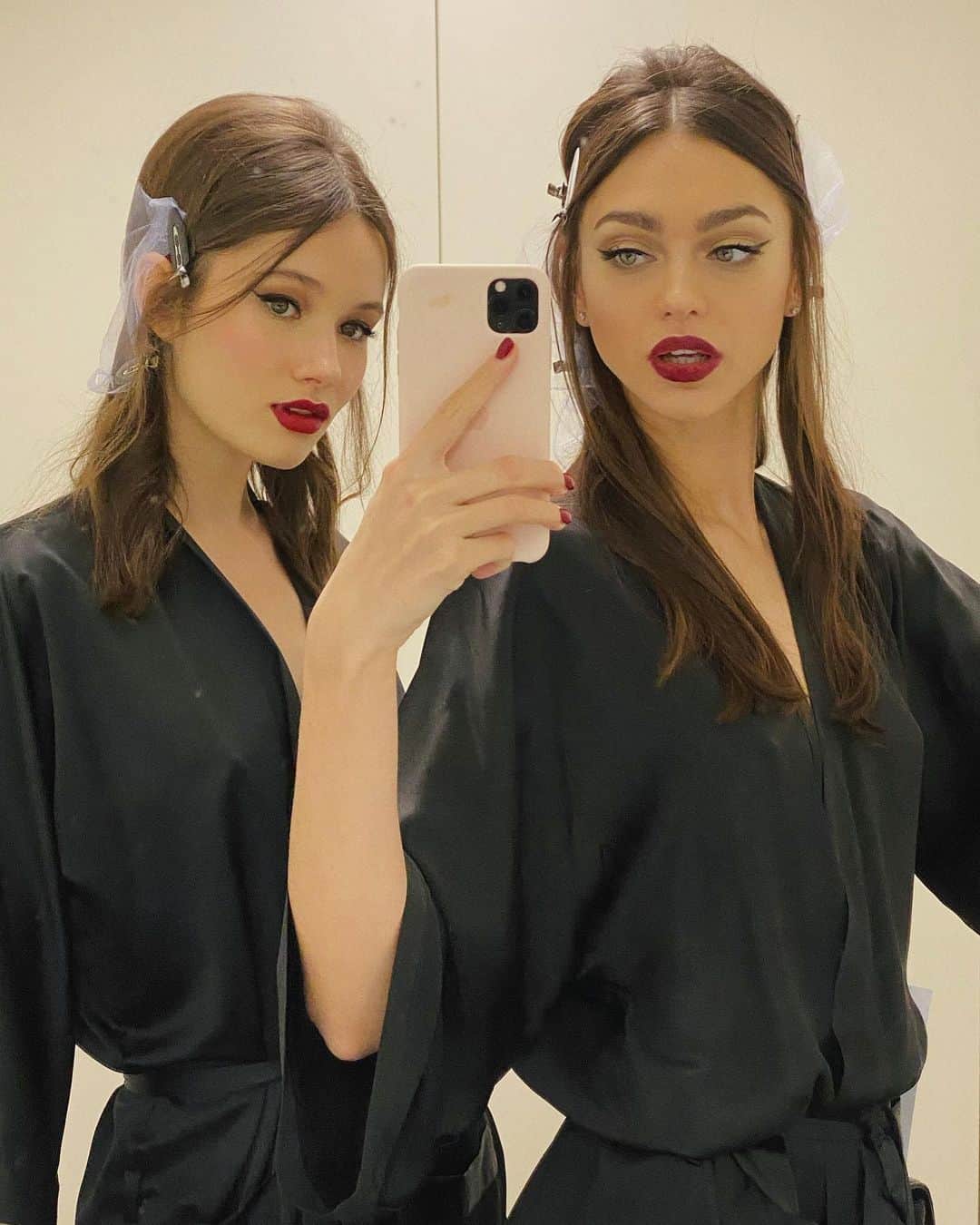 Zhenya Katavaのインスタグラム：「Пока никто не видел 😅 с @vikaihnatenko в туалете офиса Dolce and Gabbana....делали селфи 🤳🏽. Теперь это архивное фото , которое заставляет ценить свою работу и скучать по ней 💔 ну и по Вике 😅」