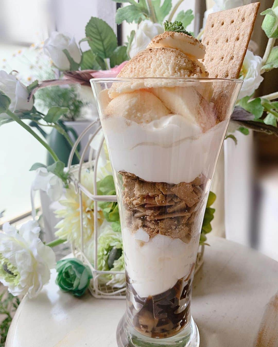 愛純もえりさんのインスタグラム写真 - (愛純もえりInstagram)「手作りコーヒーパフェ🍨 テンション上がるね🌟 . . パフェはザクザクやトロトロ、ツルツルなど、食感を大事にすると美味しくなるなって思いましたよ🦩 . . お外でお茶できないからおうちで〜🍀 . . コーヒー寒天＋ミルク寒天＋コーヒークッキー＋ホイップクリーム＋バニラアイス ちなみに、いつもビール入れて呑んでるグラス笑🍺」5月13日 18時18分 - moeri_aizumi