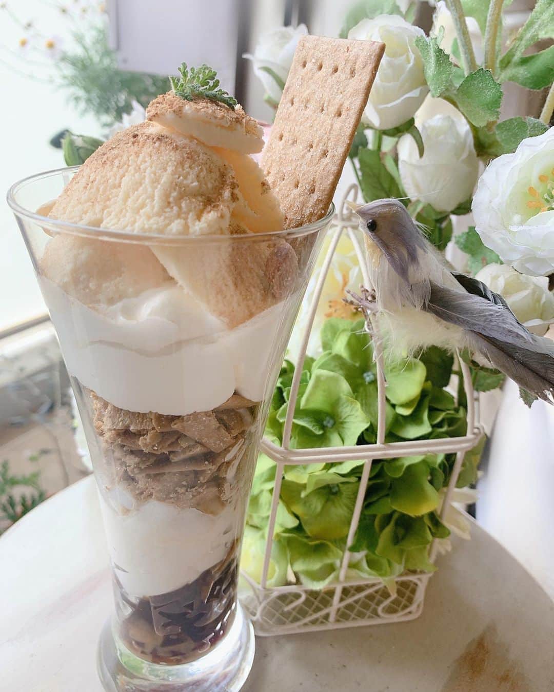 愛純もえりのインスタグラム：「手作りコーヒーパフェ🍨 テンション上がるね🌟 . . パフェはザクザクやトロトロ、ツルツルなど、食感を大事にすると美味しくなるなって思いましたよ🦩 . . お外でお茶できないからおうちで〜🍀 . . コーヒー寒天＋ミルク寒天＋コーヒークッキー＋ホイップクリーム＋バニラアイス ちなみに、いつもビール入れて呑んでるグラス笑🍺」