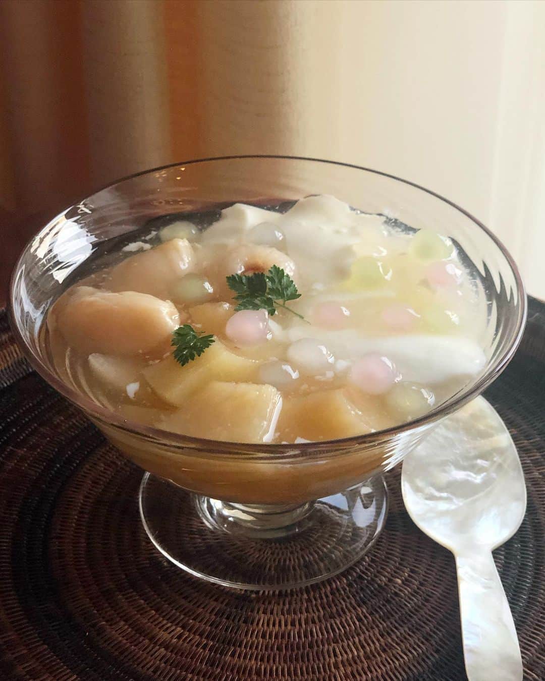 桐島かれんさんのインスタグラム写真 - (桐島かれんInstagram)「今日のおやつ。 甘くしたミルクをゼラチンでゆるめに冷やし固めて、タピオカと、缶詰の桃とライチーを合わせた、夏にぴったりのデザート。有本葉子さんのレシピを参考にしました。 #タピオカミルク #デザート #tapioca #dessert」5月13日 18時25分 - houseoflotuskaren