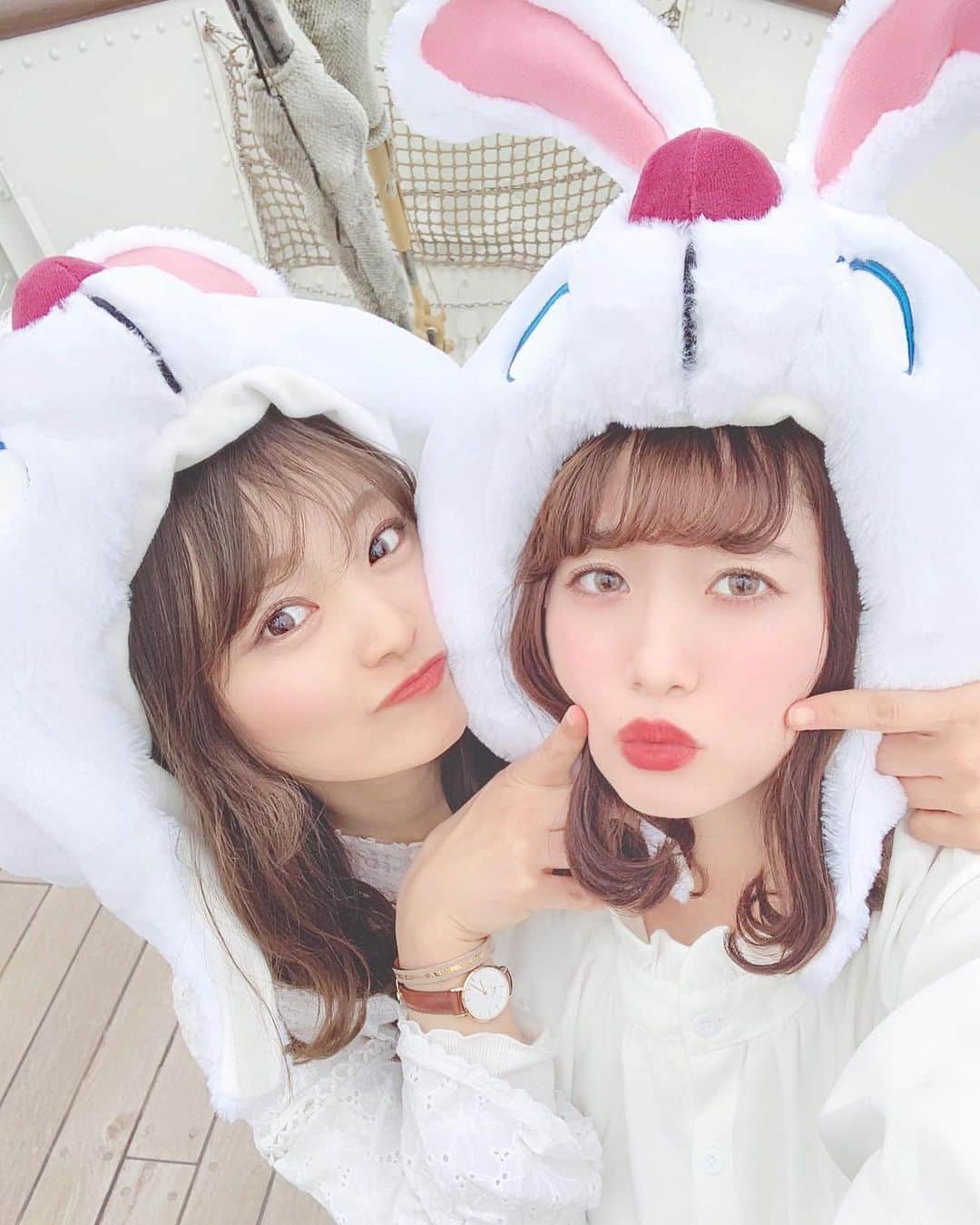 のインスタグラム：「ㅤ ㅤ #かなずん 🐇⏱♥️ ㅤ ㅤ ㅤ さてここはどこでしょう！(笑) この背景だけで分かったらすごい😳💭 ㅤ 文の最後に答え書いておきます🍒 ㅤ ㅤ ㅤ ㅤ みーずんちゃんとも パーク再開したらいくんだ🥺🤙🏻💓 ㅤ ㅤ ㅤ ㅤ ㅤ ㅤ ㅤㅤ ㅤ ㅤ ㅤ ㅤ ㅤ ㅤㅤ ㅤㅤ ㅤ ㅤ ㅤ ㅤ ここはどこでしょうクイズ 正解は #ssコロンビア号 でした🚢 ㅤ わかったかな？😂⚓️ ㅤ ㅤ ㅤ #kana_disney ㅤㅤ ㅤ ㅤ #東京ディズニーシー #ディズニーシー #東京ディズニーリゾート #アメリカンウォーターフロント #ssコロンビア号 #白うさぎ #ふしぎの国のアリス #ファンキャップ #双子コーデ #ディズニーコーデ #tokyodisneysea #tds #tokyodisneyresort #tdr #disneycode」