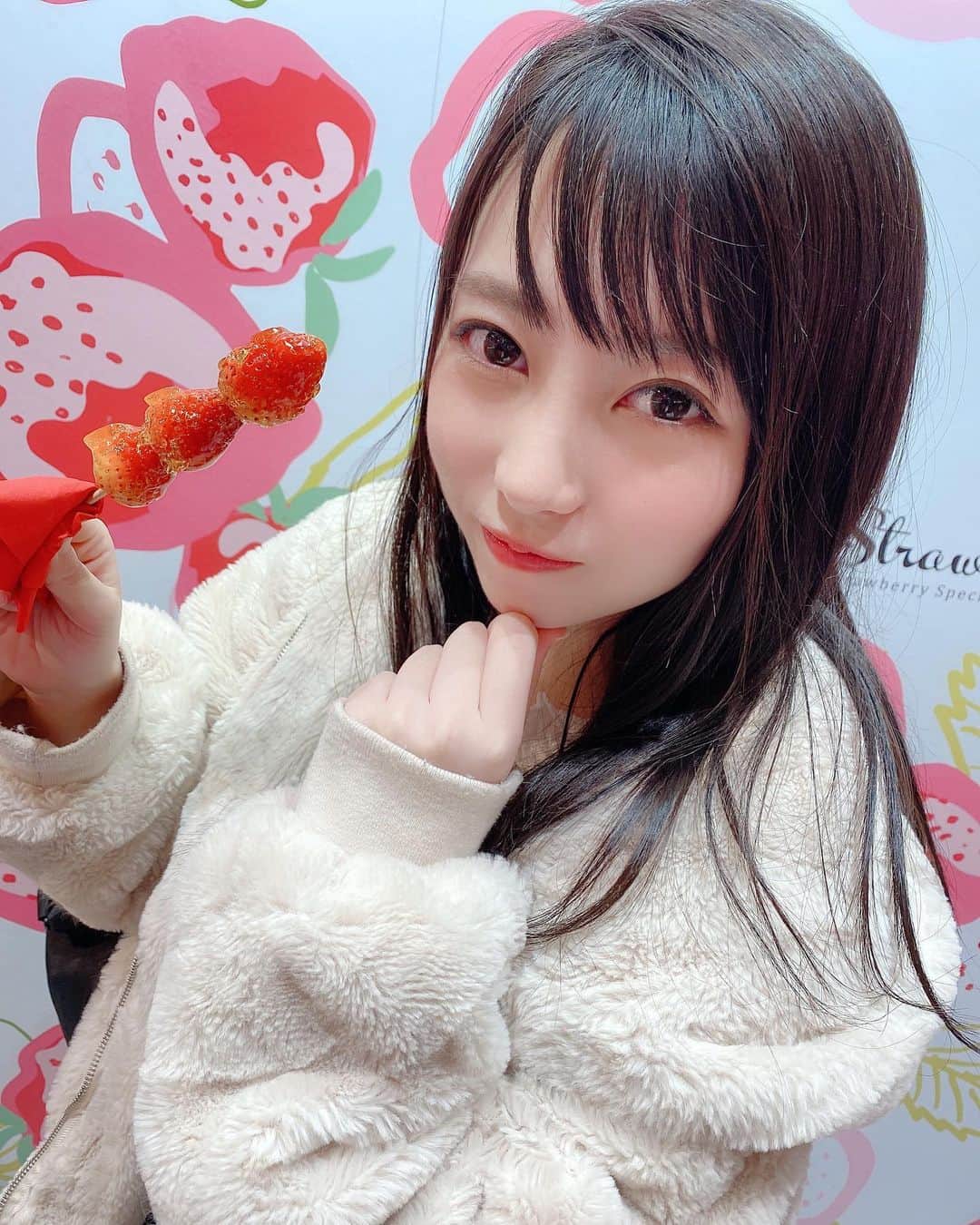 髙木由莉愛のインスタグラム：「♡ いちごあめたべたいな！  #いちご飴 #109 #アイドル  #followｍe  #お祭り #japanarizm」